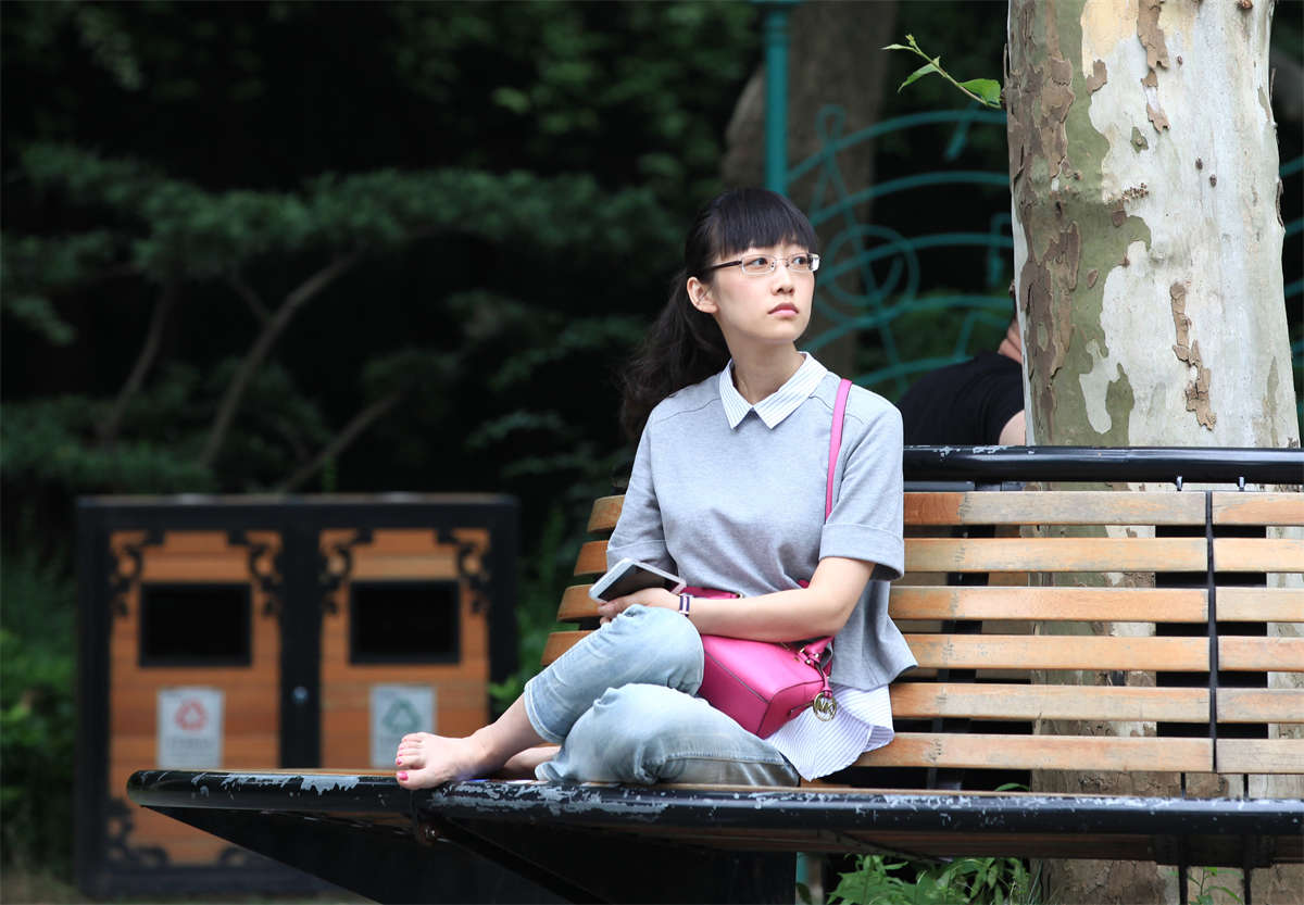 踏青公园街拍系列No.643 因我的左右骚扰，破坏了女神恬静的露脚休憩时光-日更街拍