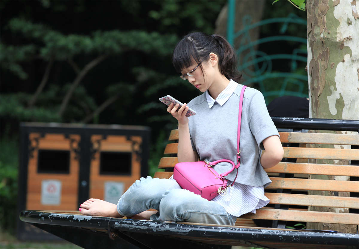 图片[2]-踏青公园街拍系列No.643 因我的左右骚扰，破坏了女神恬静的露脚休憩时光-日更街拍