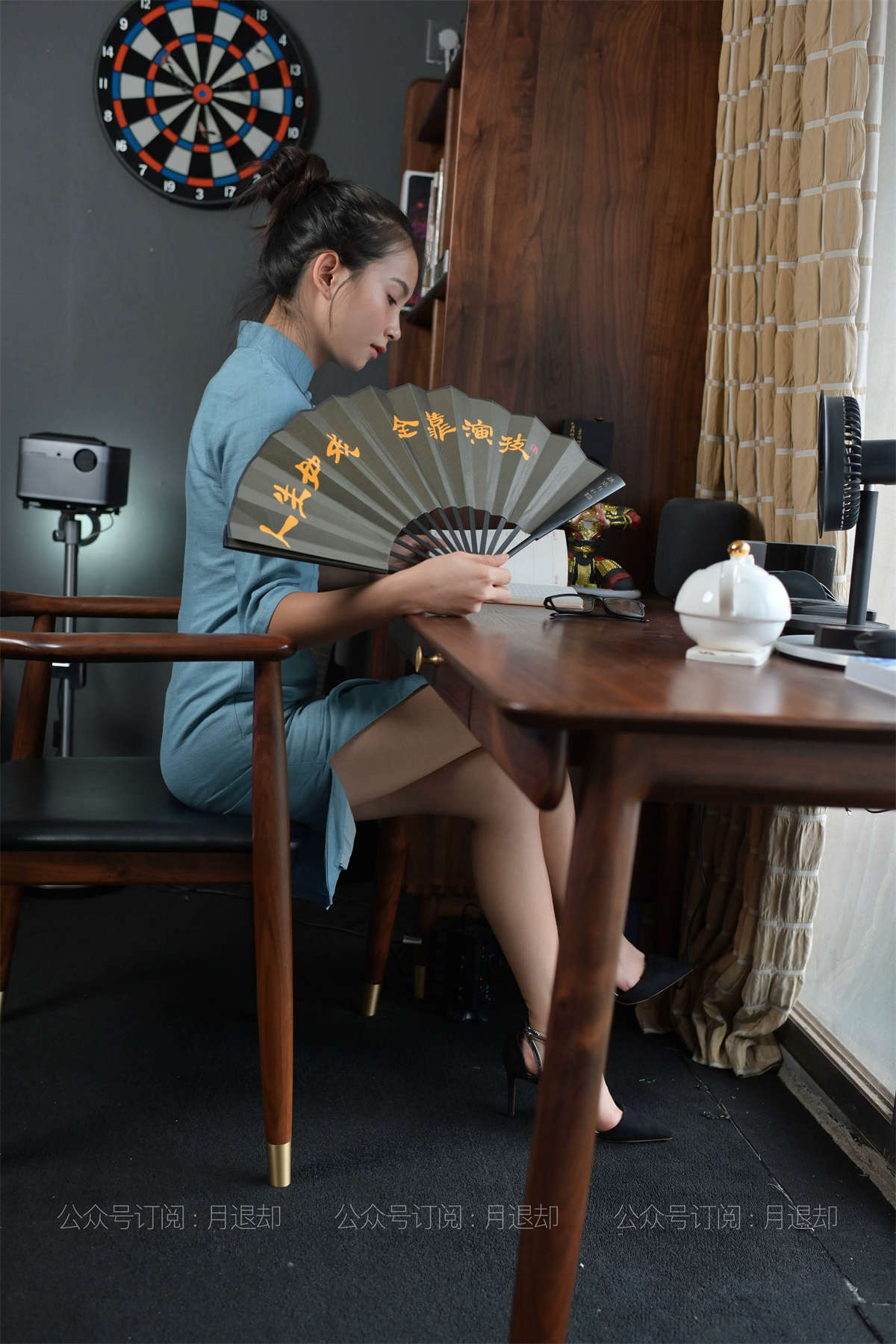 IESS异思趣向 耽丝016：苏菲 认真看书的苏菲-日更街拍