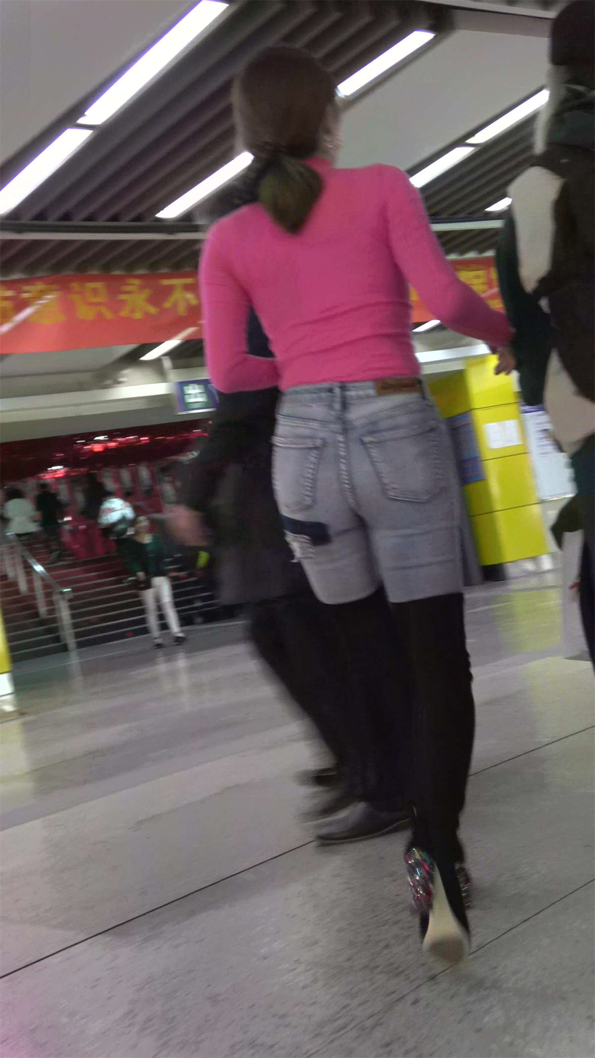 图片[2]-极品性感身材紧身牛仔裤辣妈-日更街拍