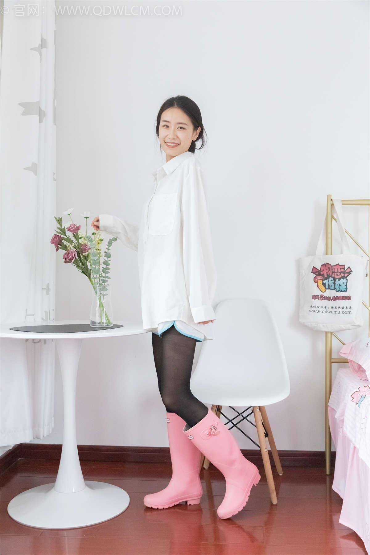 物恋传媒 NO.1455 菜菜-粉色小雨靴-日更街拍