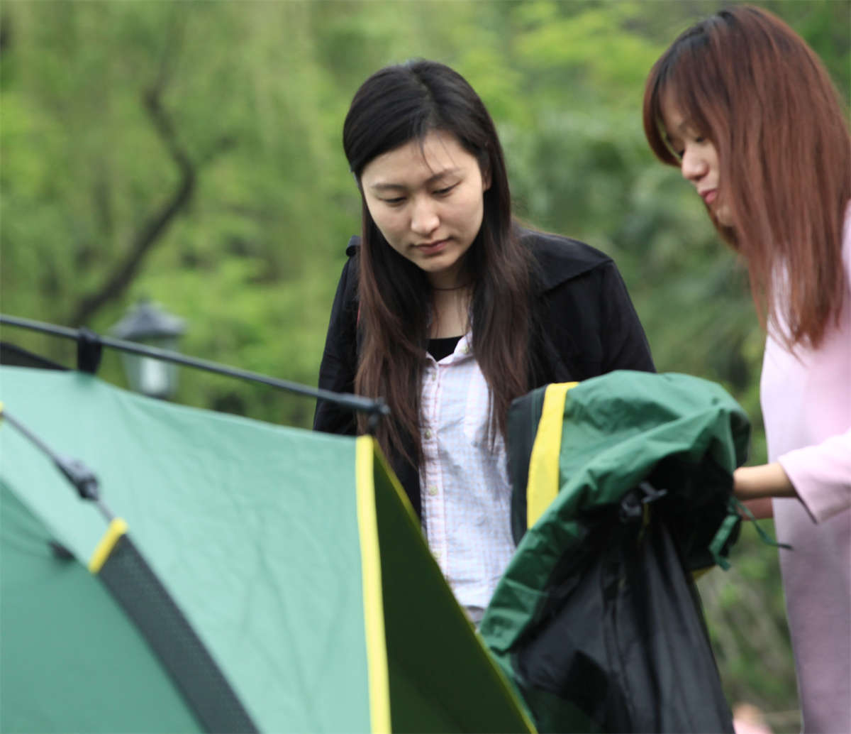 图片[2]-踏青公园街拍系列No.644 注重细节的女神随时都会保持足底的干净-日更街拍