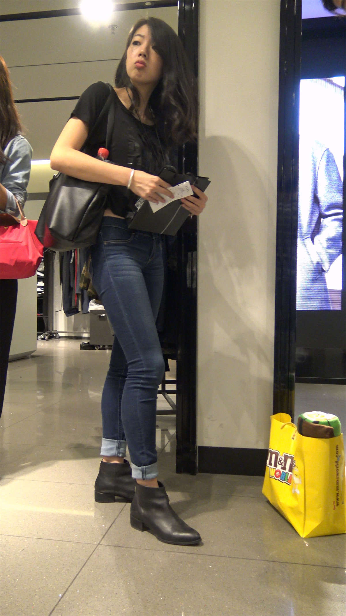 性感紧身牛仔裤美女姐姐2-日更街拍