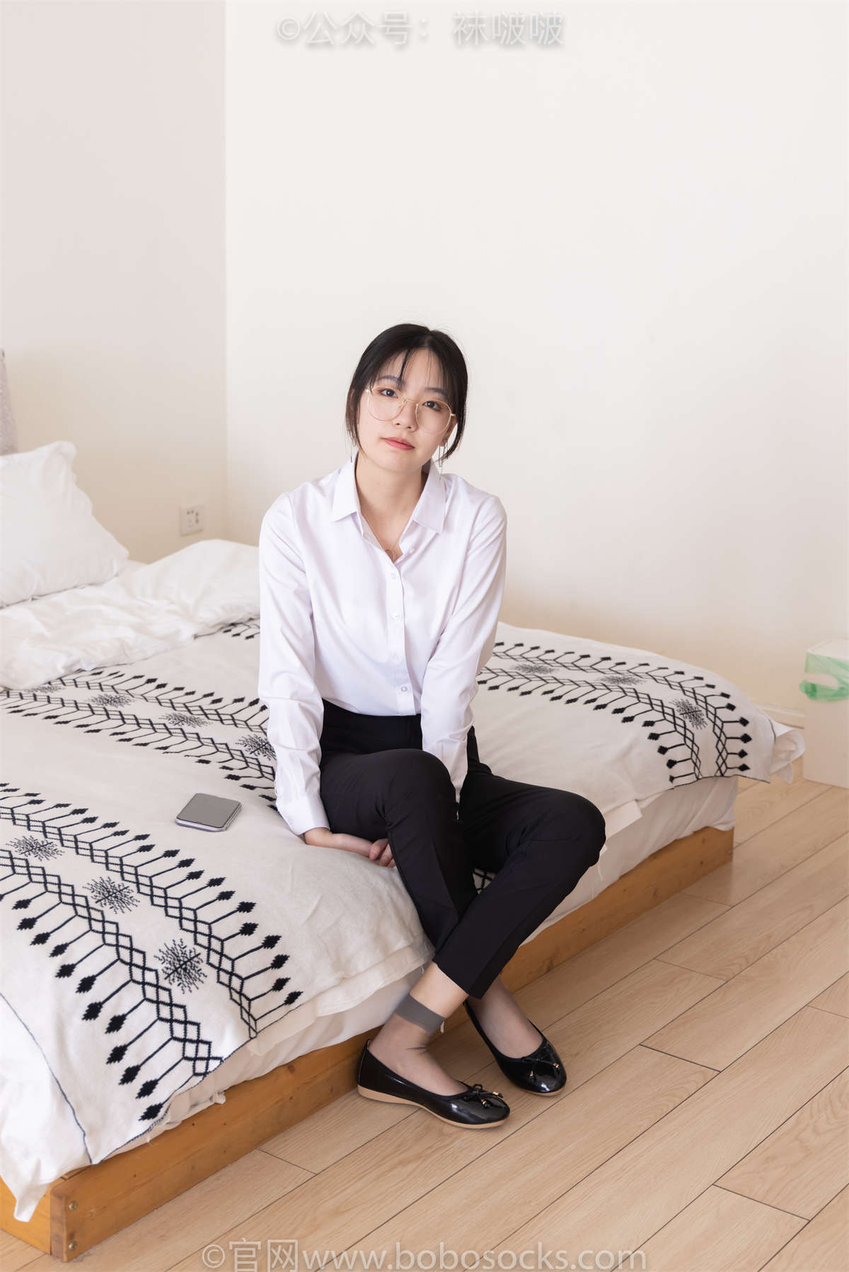 袜啵啵 No.085 小甜豆-平底鞋、短灰丝、短肉丝 花絮版-日更街拍