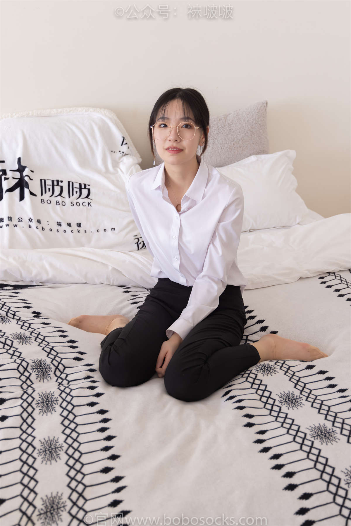 图片[2]-袜啵啵 No.085 小甜豆-平底鞋、短灰丝、短肉丝 花絮版-日更街拍