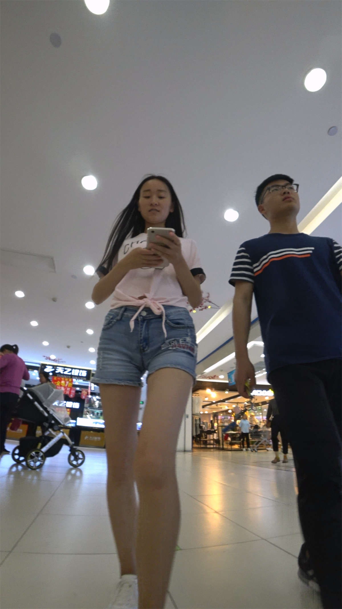 图片[2]-粉色T恤牛仔热裤大长腿苗条街拍美女-日更街拍