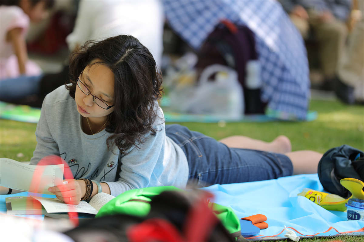 图片[2]-踏青公园街拍系列No.645 知性少妇用一双长灰丝来展示她的气质-日更街拍