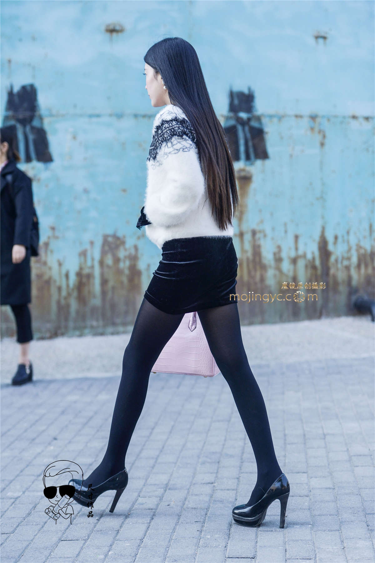 白毛衣黑丝长袜高跟鞋彰显美女妖娆魅力（2016年10月27日16P）-日更街拍