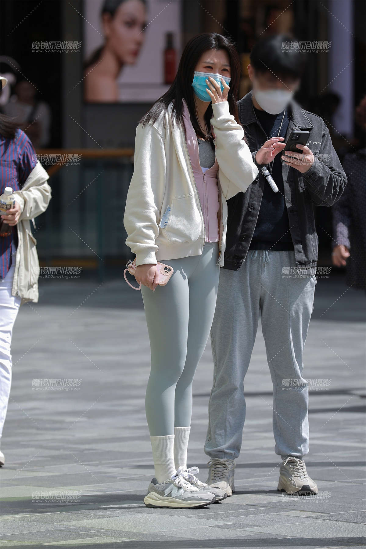 图片[2]-【玻璃街拍】浅色瑜伽裤-日更街拍