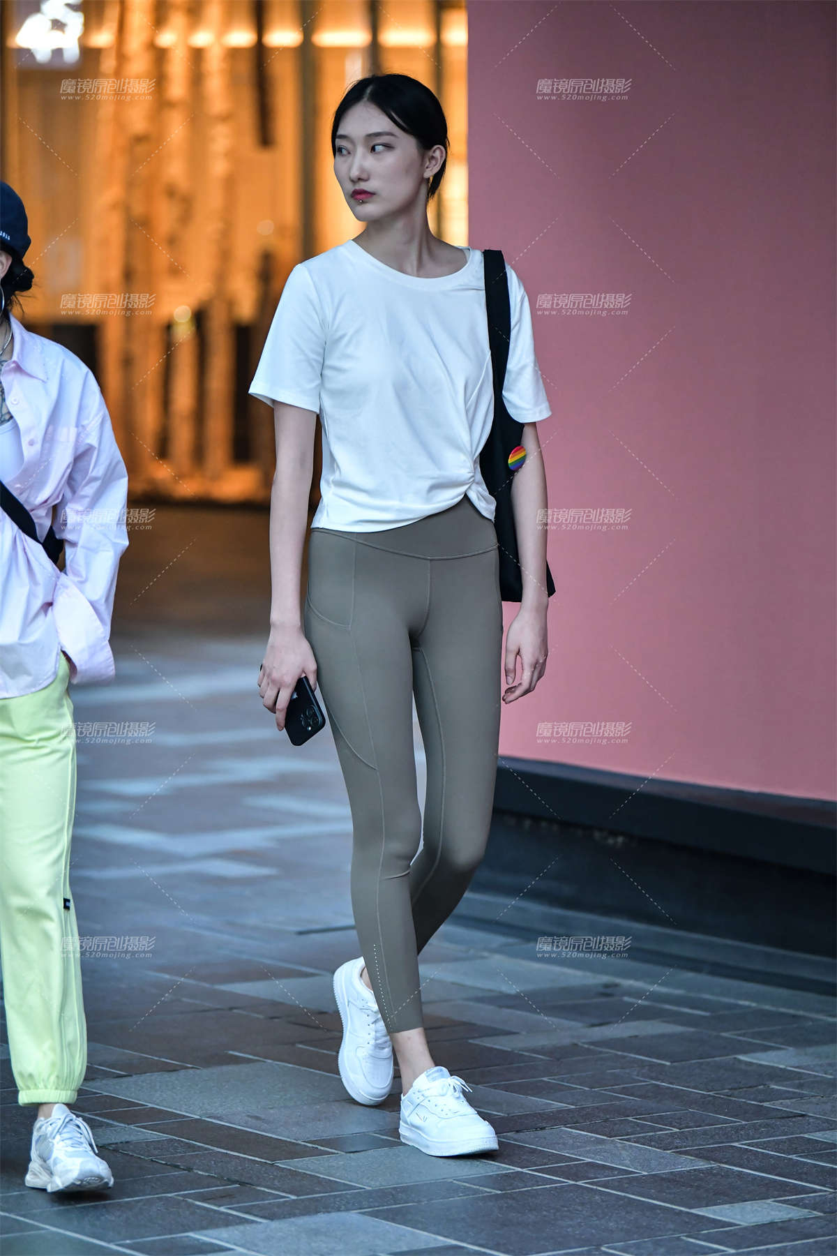 ★高挑苗条紧身裤美女-日更街拍