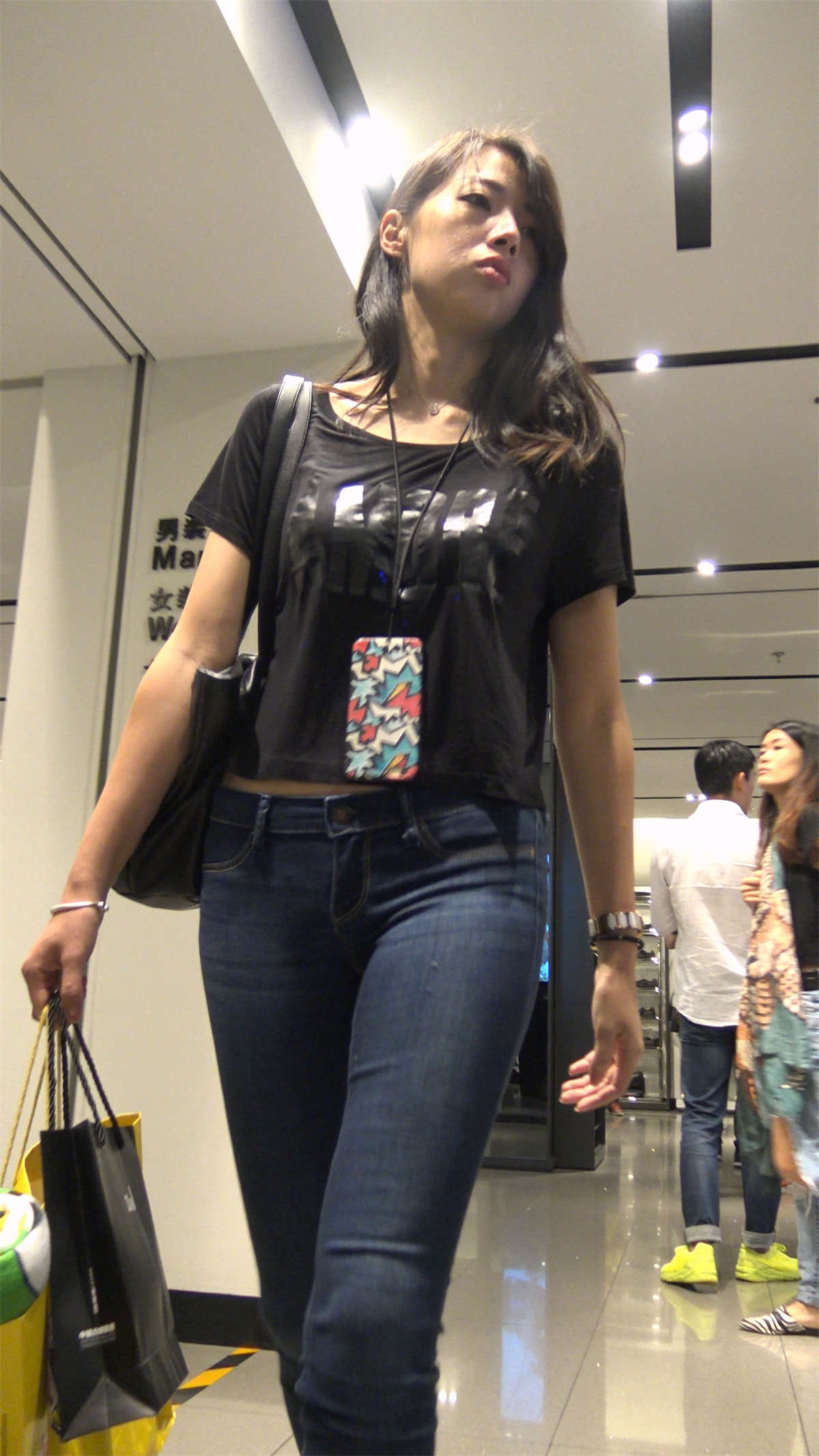 图片[2]-紧身牛仔裤黑T恤美女逛街-日更街拍