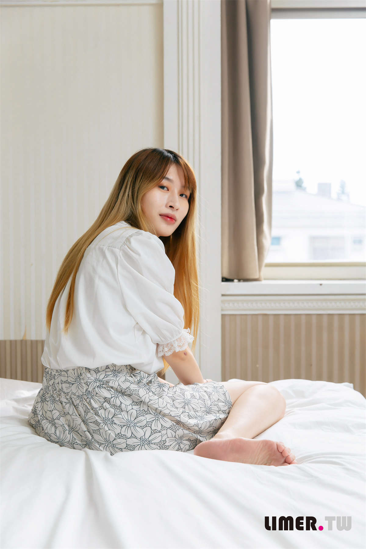 图片[2]-Limerence原创 No.63 小星星 美脚与薯条的较劲 油亮的脚底-日更街拍