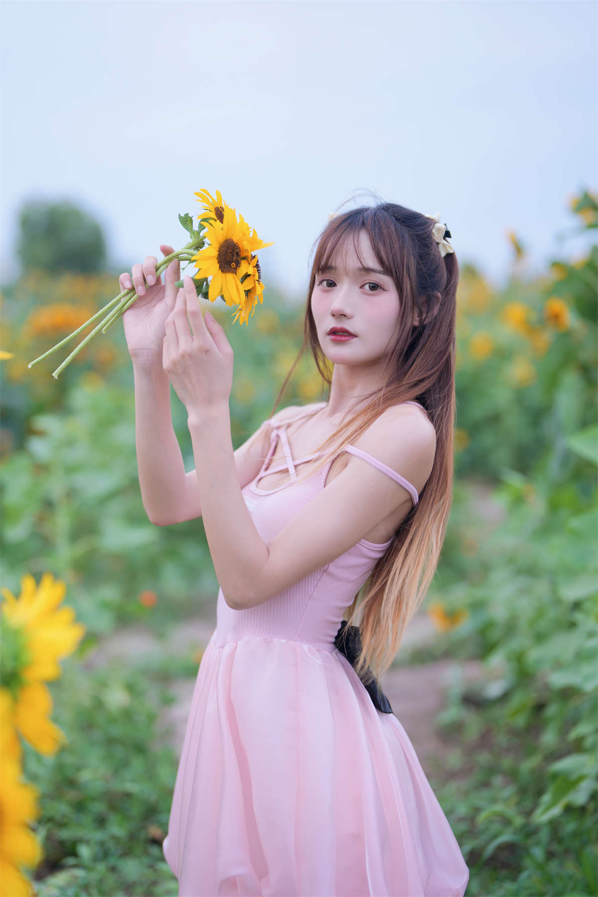 YITUYU艺图语 2023.06.06 蓝调向日葵少女 兔子Zzz不吃胡萝卜-日更街拍