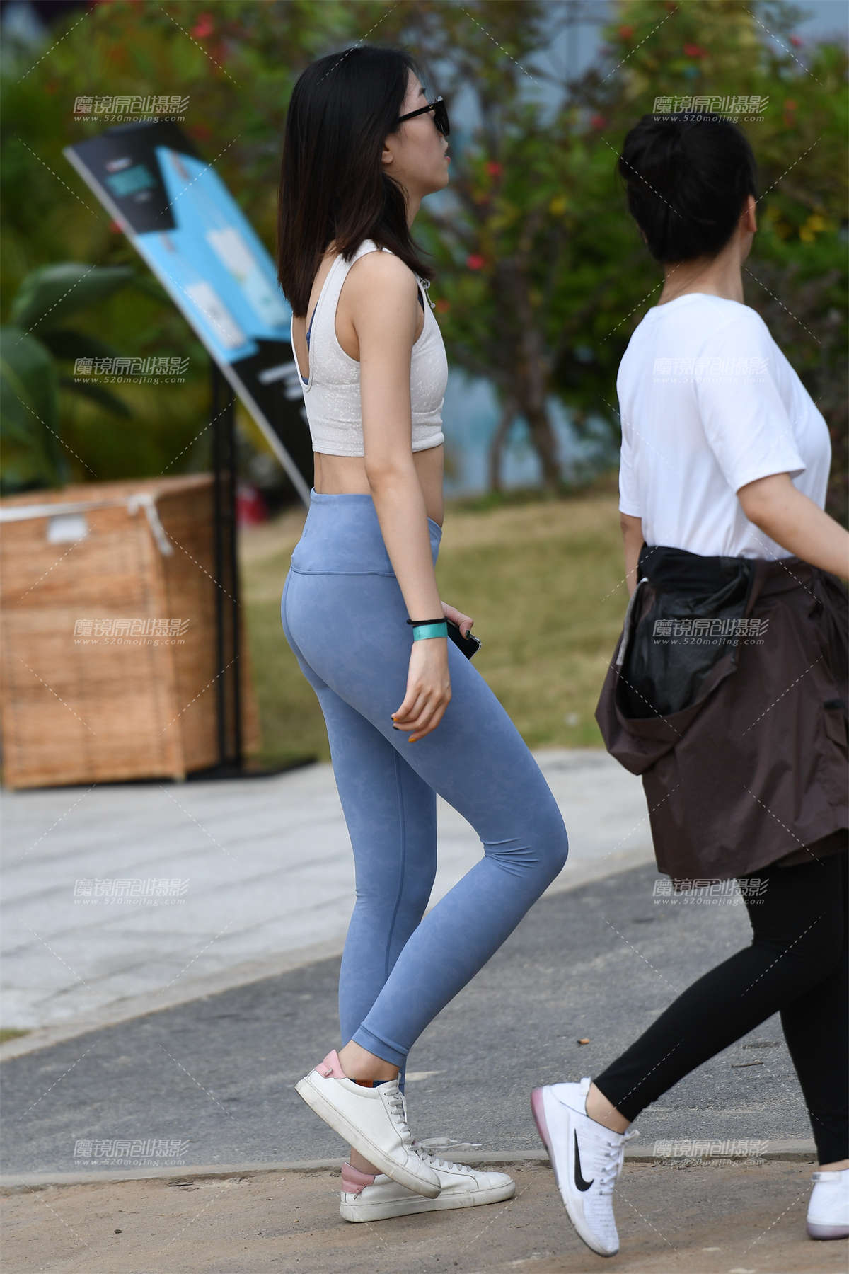 图片[2]-【神摄手赛贴】白色小马甲，蓝色健体裤-日更街拍