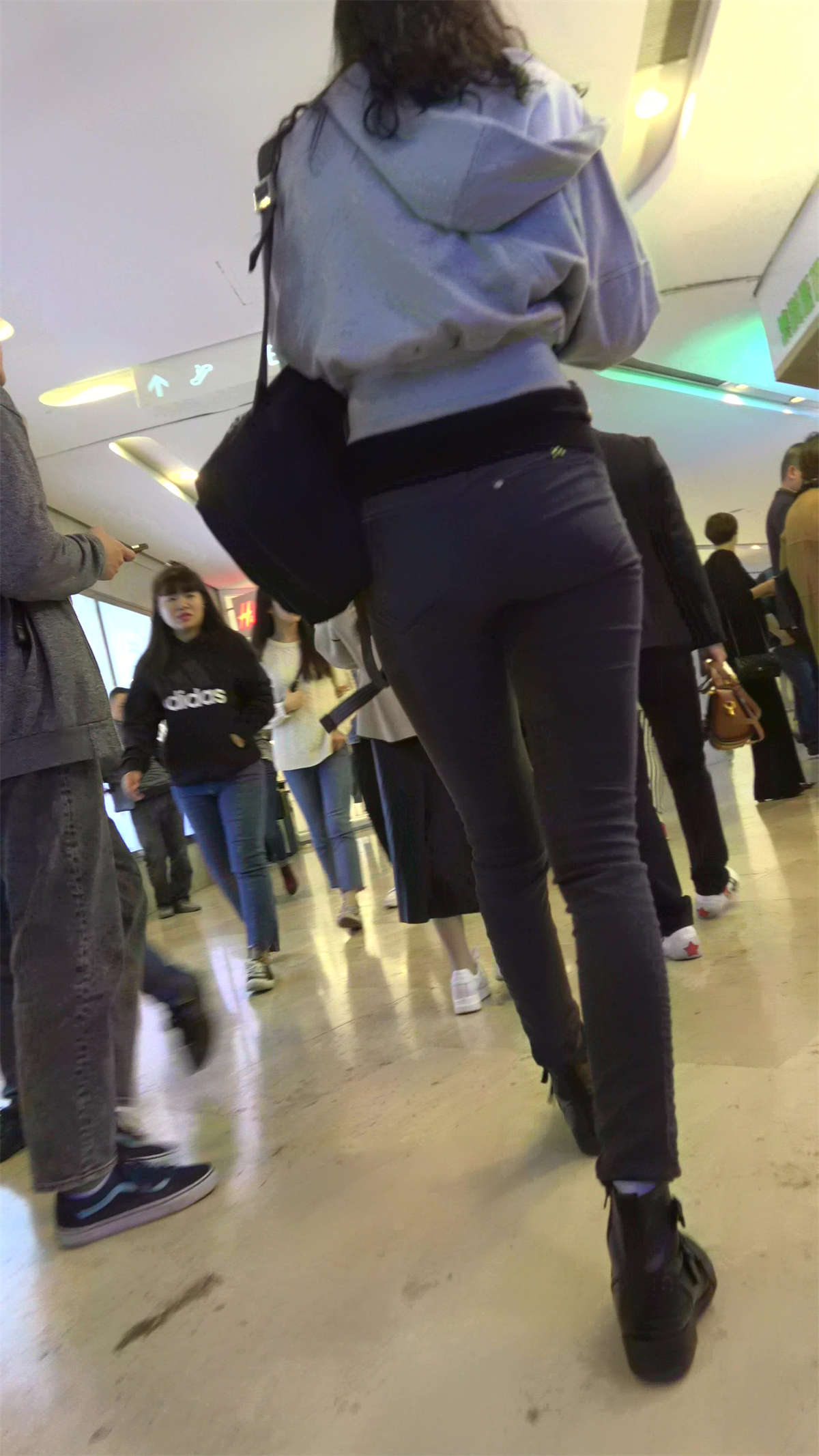 图片[2]-逛商场的紧身牛仔MM-日更街拍