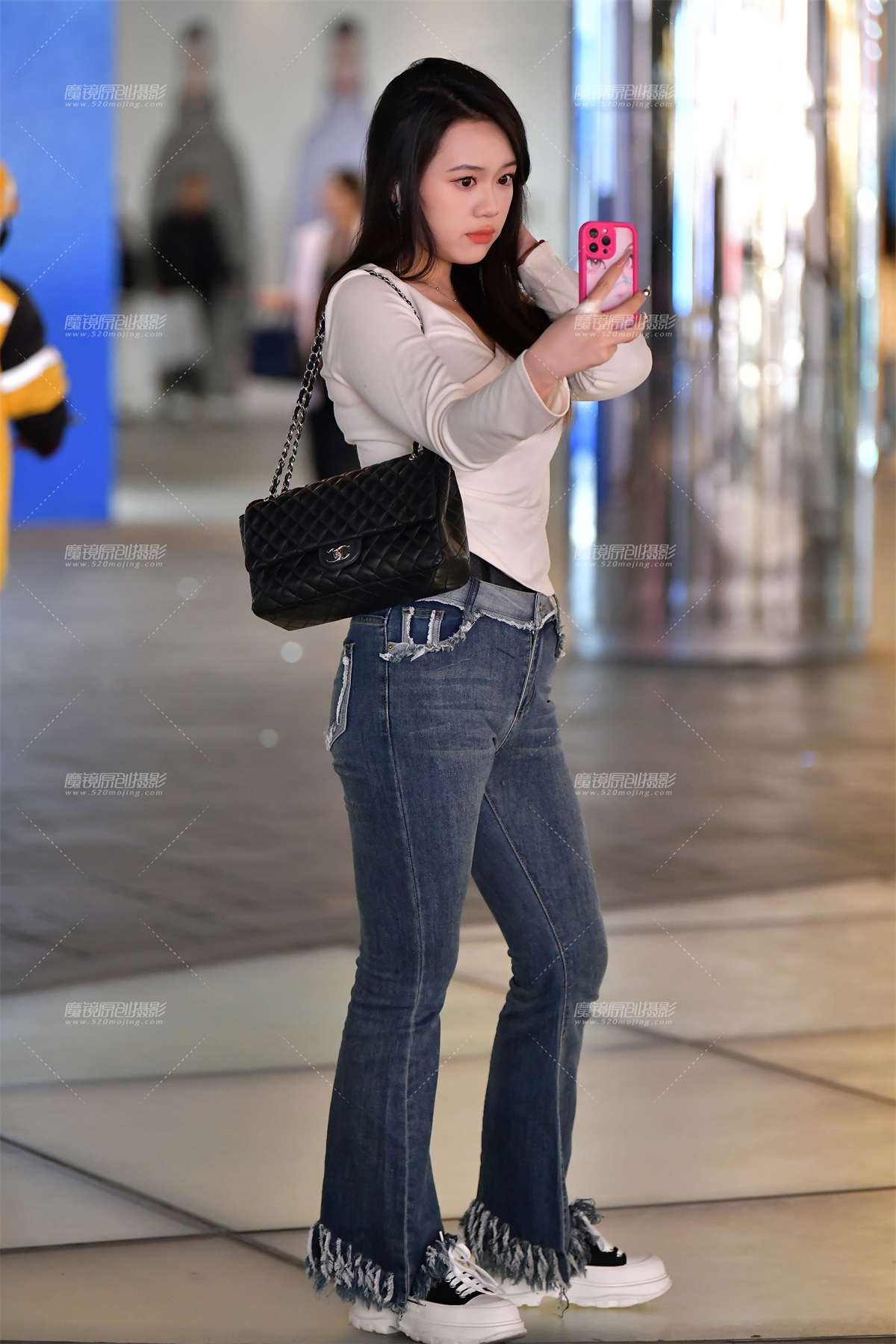 ★喜欢自拍牛仔裤美女-日更街拍