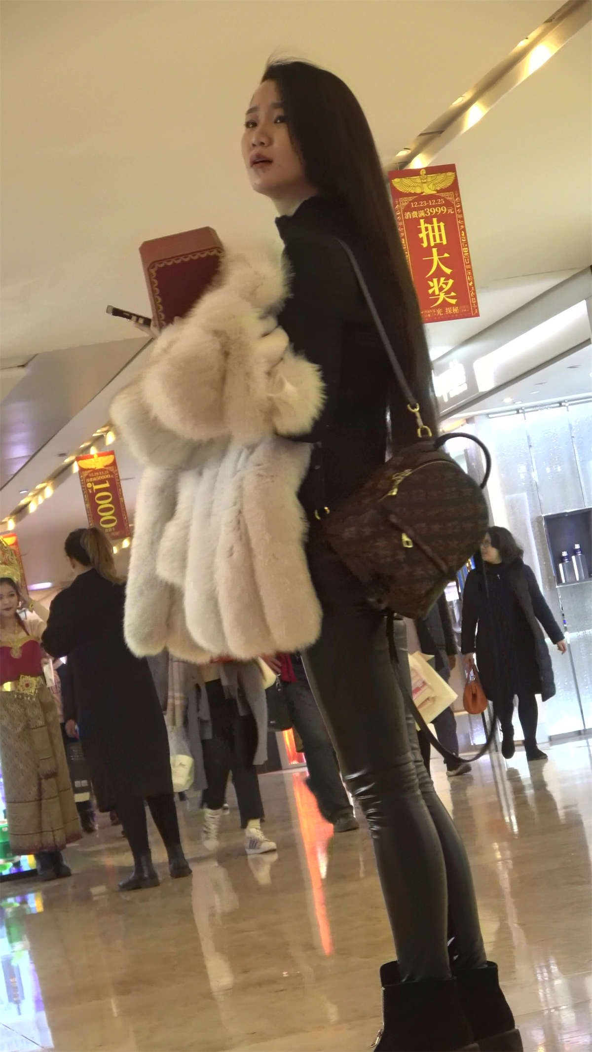 图片[2]-黑色毛衣紧身皮裤街拍美臀MM-日更街拍