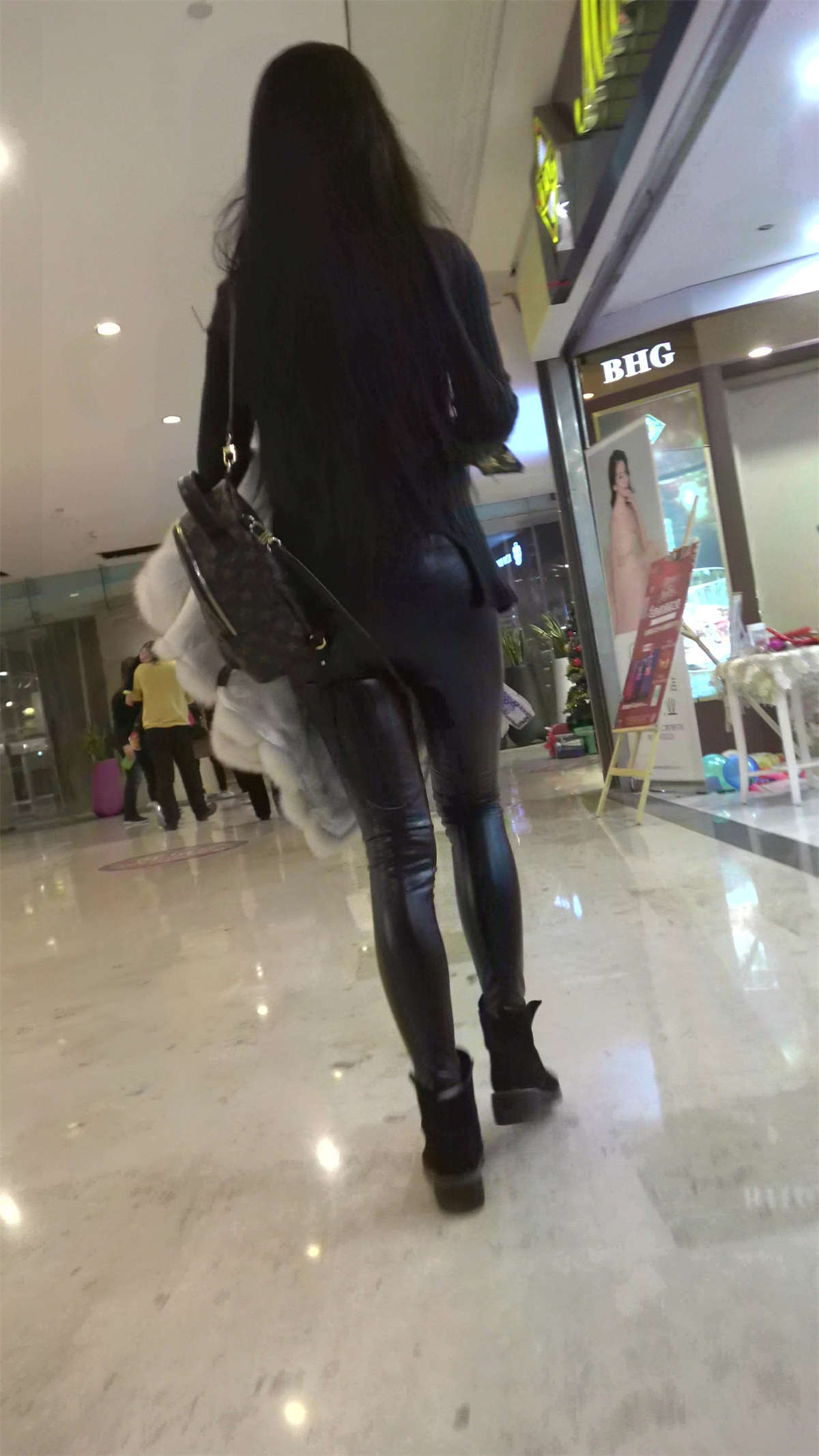 黑色毛衣紧身皮裤街拍美臀MM-日更街拍
