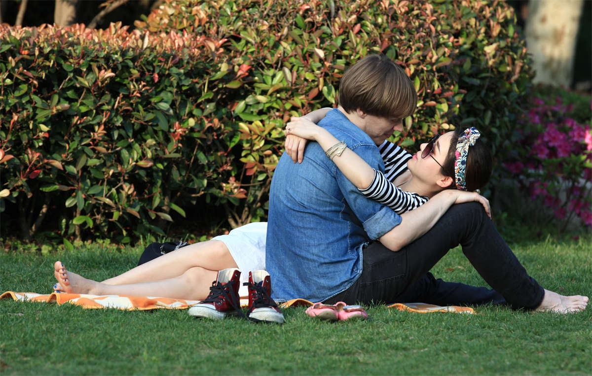 图片[2]-踏青公园街拍系列No.648 足底红润，足面雪白，漂亮女神的玉足全解析 第1套-日更街拍