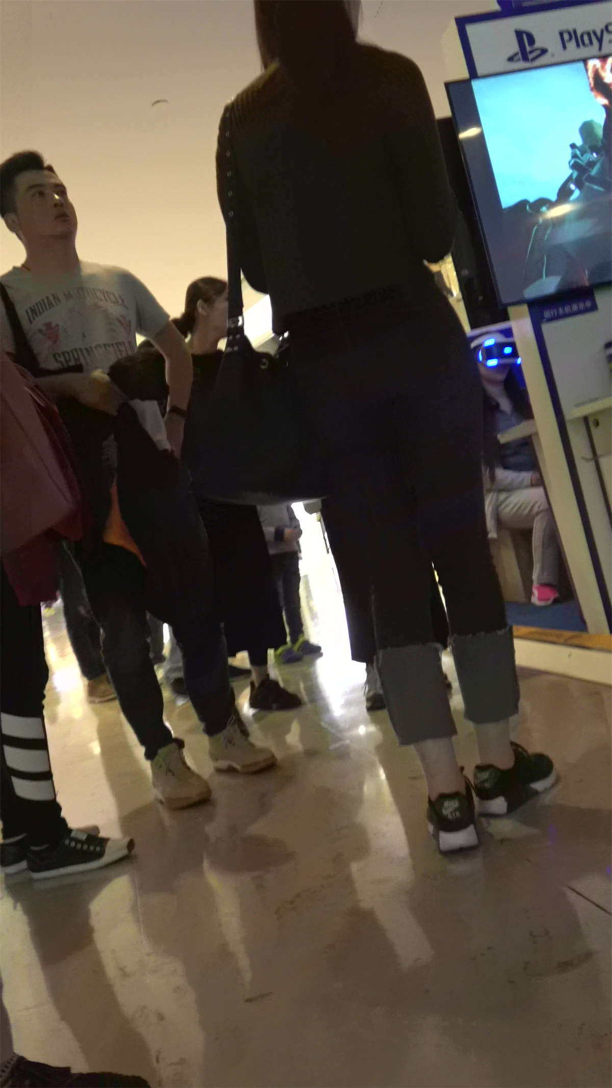 图片[2]-商场偶遇宽臀紧身黑色牛仔裤美女-日更街拍