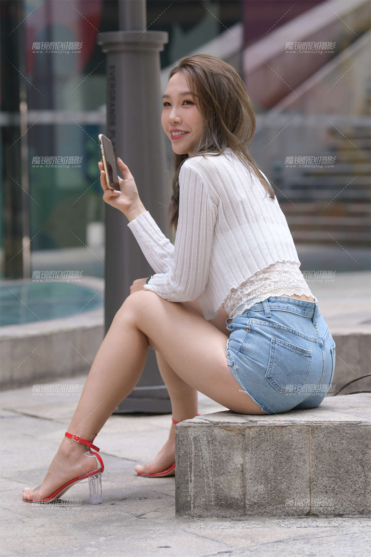 青春靓丽热裤女孩-日更街拍