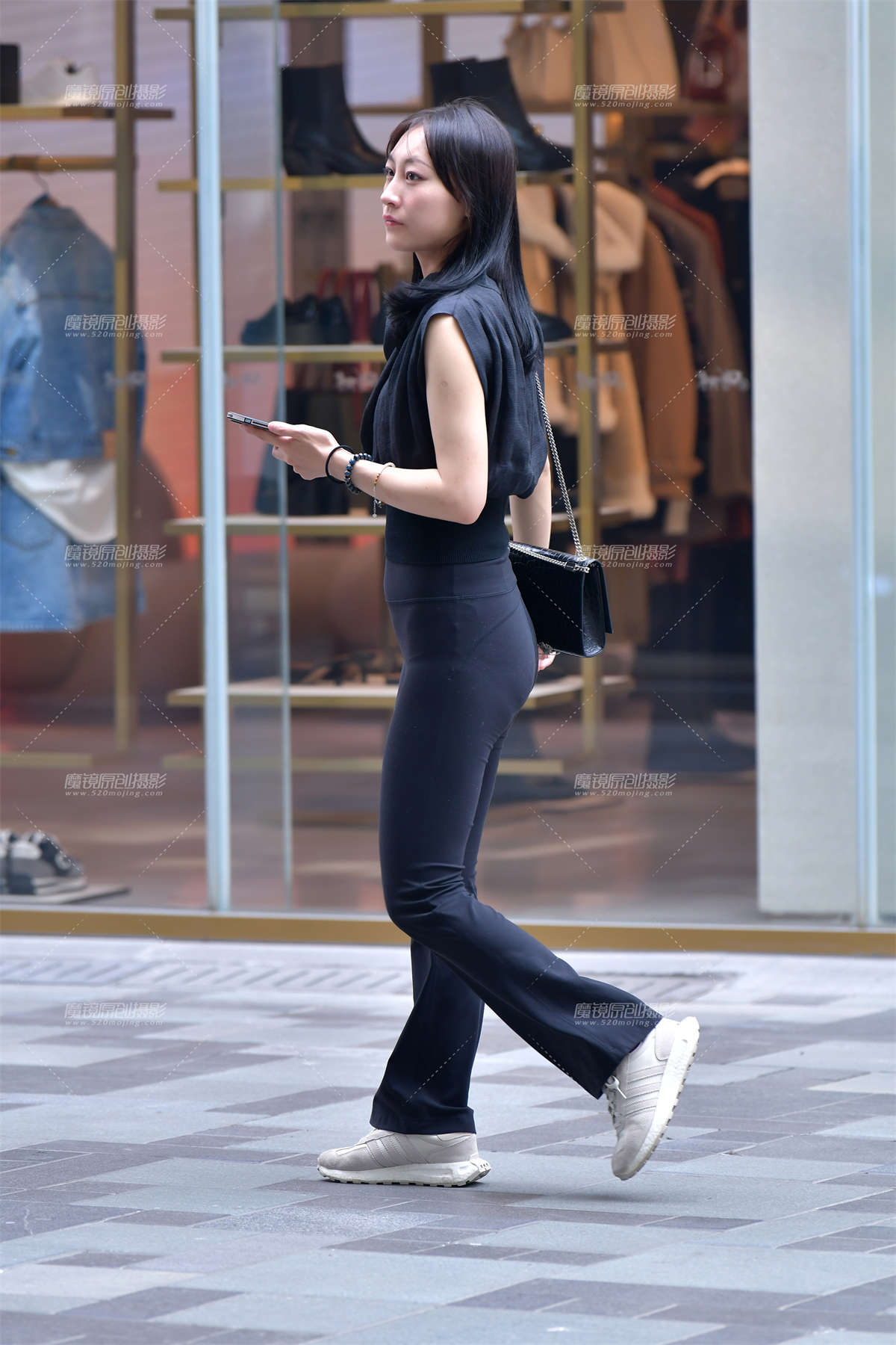 图片[2]-★砍袖紧身黑裤美女-日更街拍
