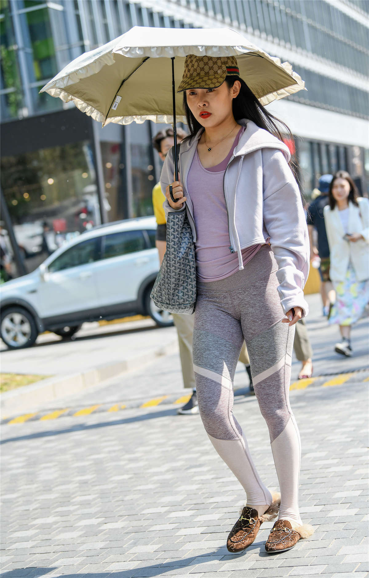 茫茫人海中，穿健美裤的姑娘最魅力-日更街拍