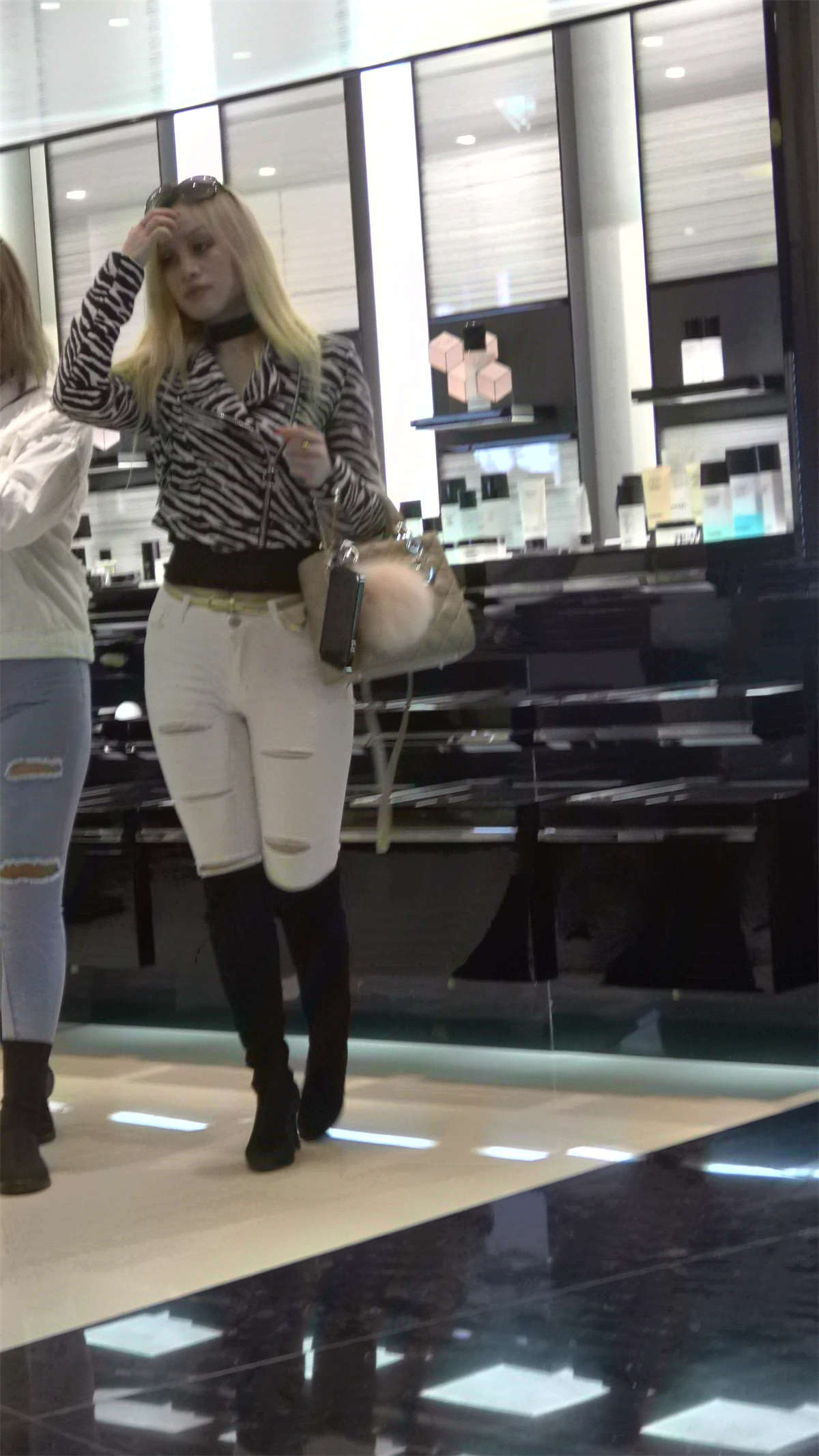 图片[2]-长靴紧身白裤街拍大洋马-日更街拍