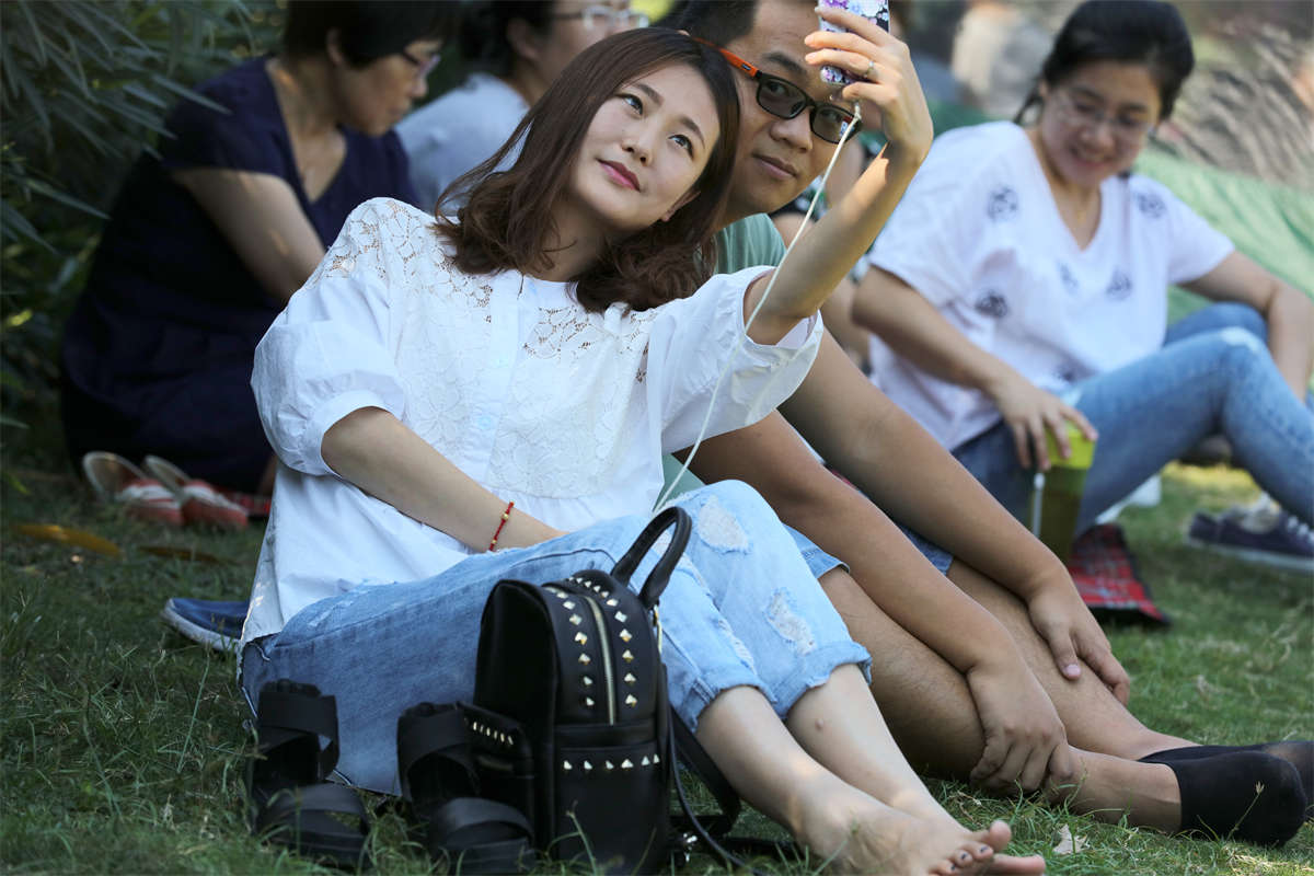 图片[2]-踏青公园街拍系列No.650 这个女孩若来应聘脚模，相信没有人会拒绝-日更街拍