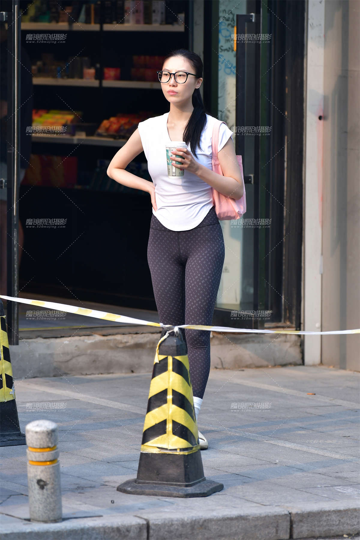 ★砍袖紧身黑裤美女-日更街拍