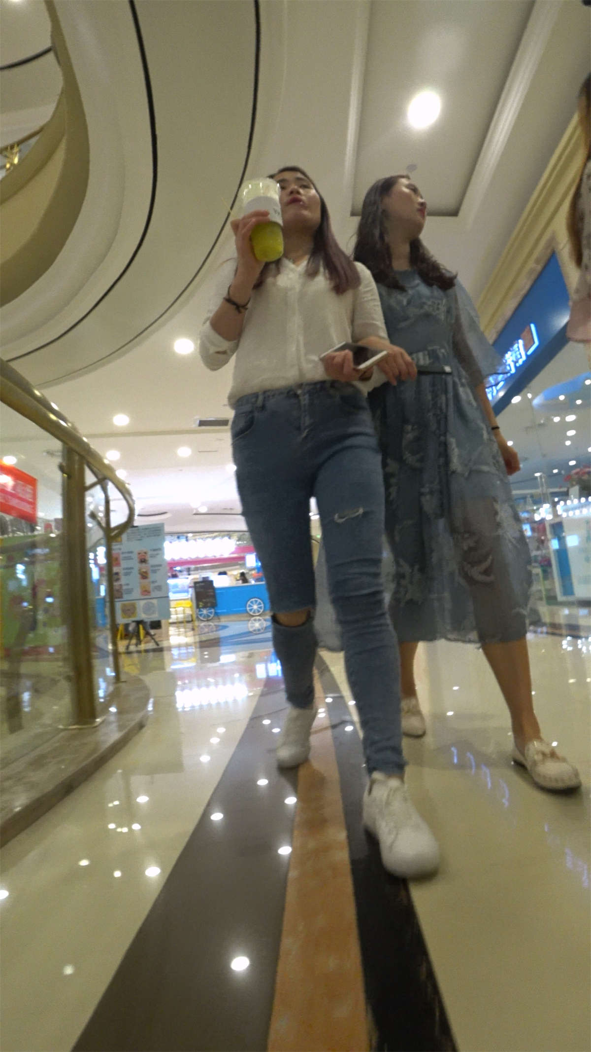 图片[2]-白衬衫紧身蓝色牛仔裤街拍美女跟姐妹逛商场-日更街拍