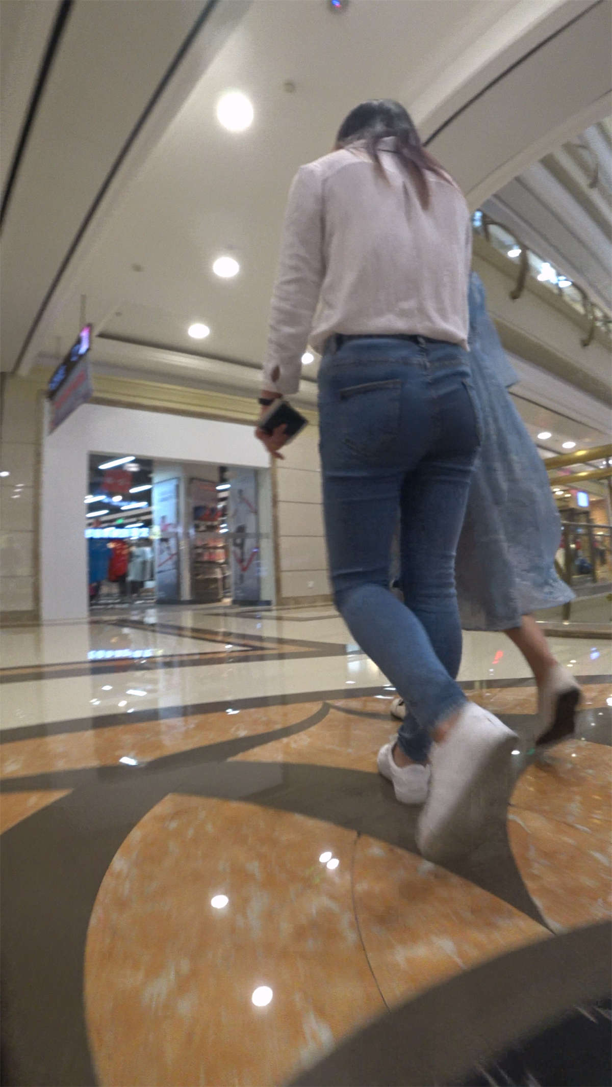 白衬衫紧身蓝色牛仔裤街拍美女跟姐妹逛商场-日更街拍