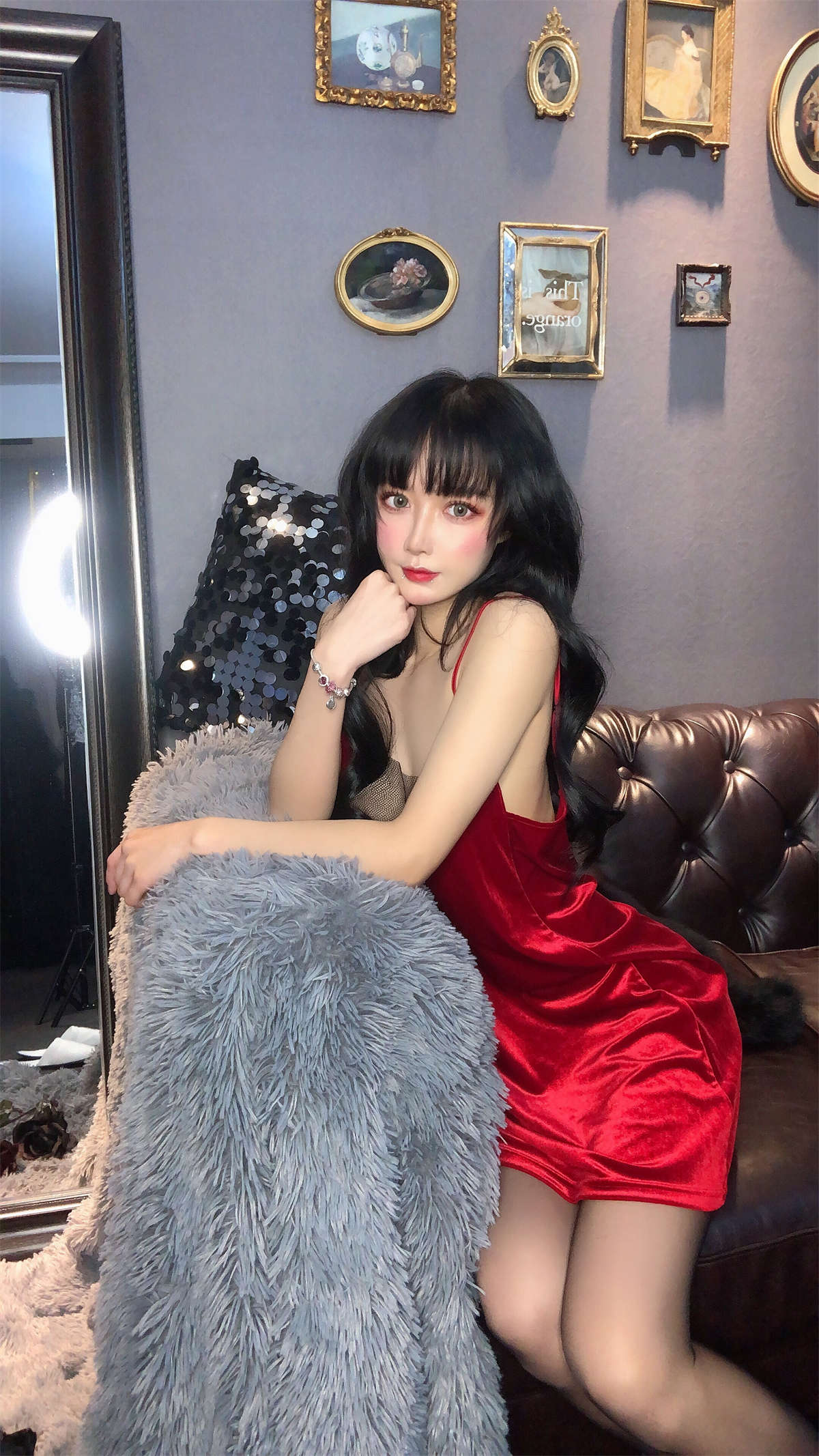 阿包也是兔娘 NO.045 – 红丝绒睡衣-日更街拍