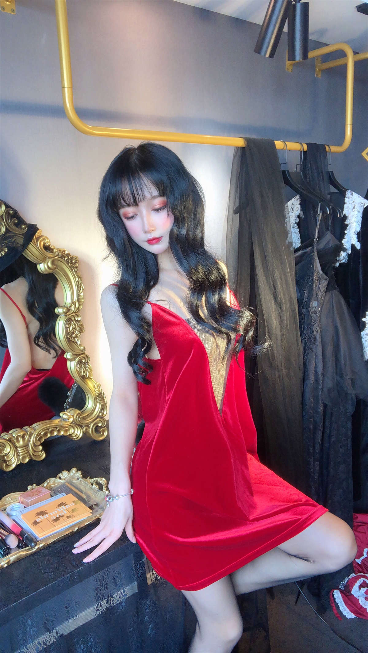 图片[2]-阿包也是兔娘 NO.045 – 红丝绒睡衣-日更街拍