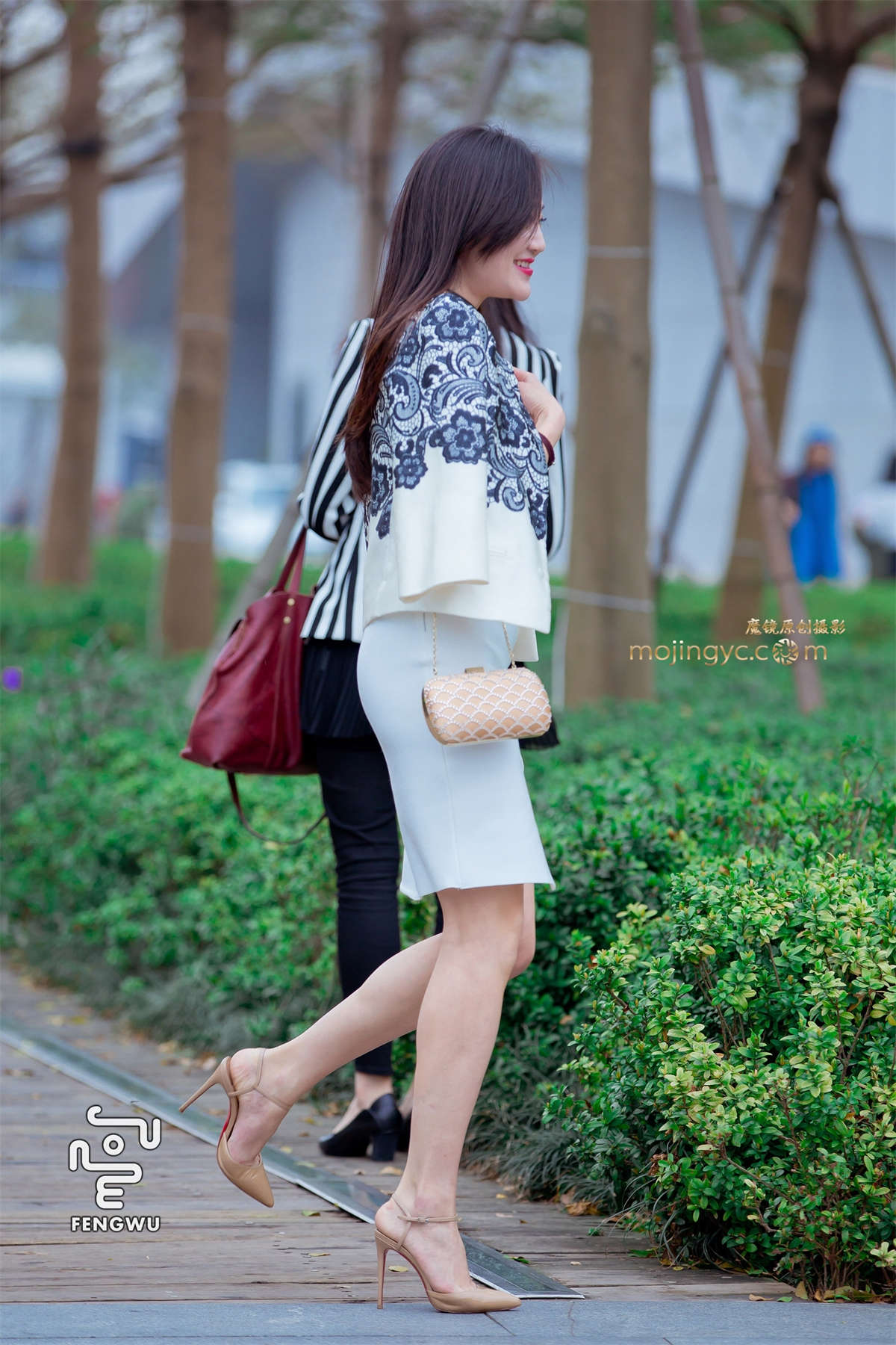 开叉短裙，裸腿，高跟（15）-日更街拍