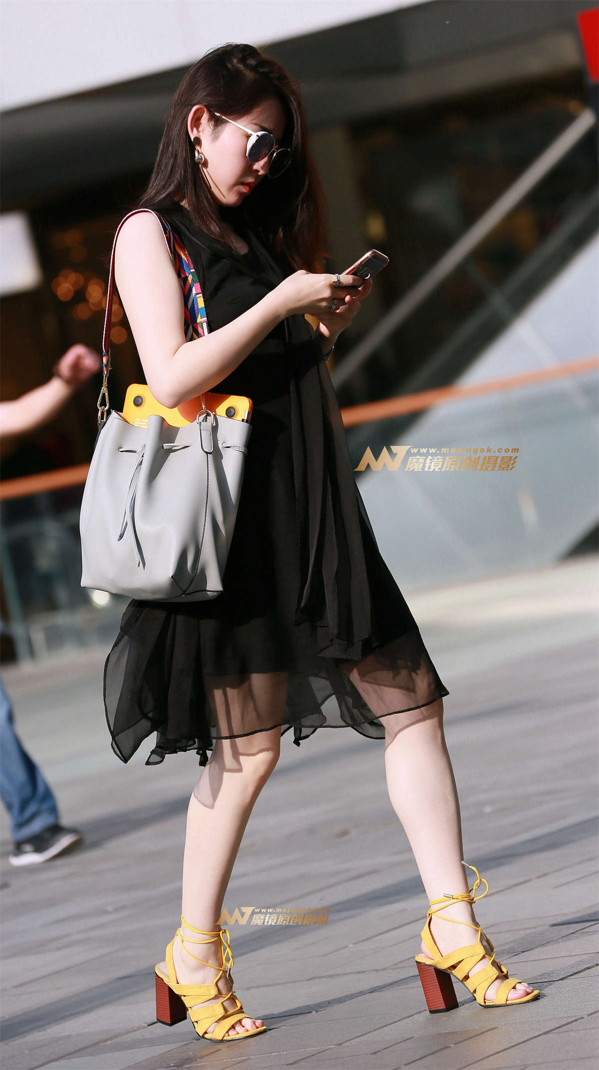 墨镜美女挠首美姿-日更街拍