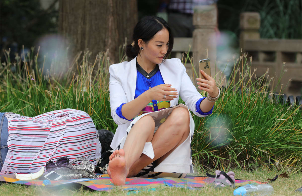 图片[2]-踏青公园街拍系列No.652 韵妇劲足的搭配能美到什么程度，此帖给你答案 第1套-日更街拍