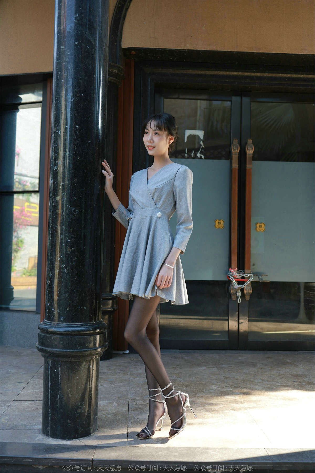 图片[2]-IESS异思趣向 2022.02.15 丝享家1005：团团 暖阳下的黑色丝念-日更街拍