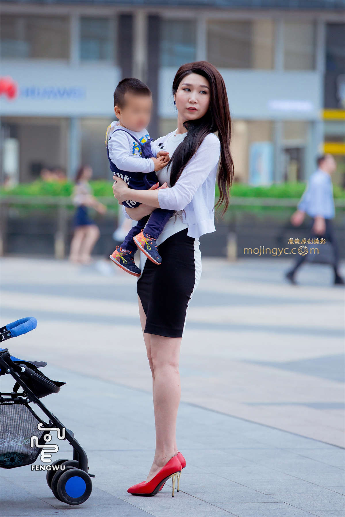 开叉短裙，裸腿，高跟，辣妈（20）-日更街拍