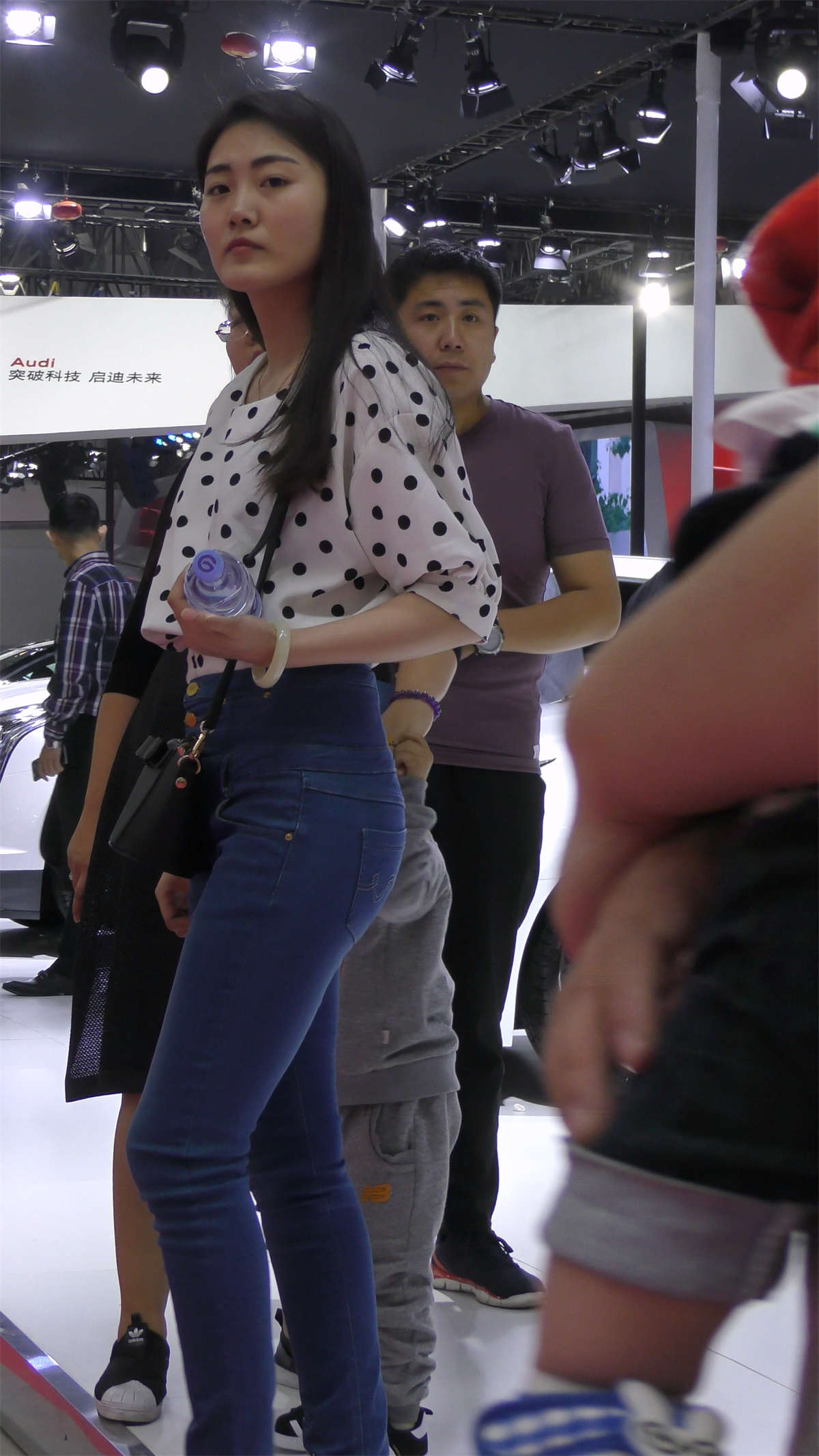 紧身蓝牛斑点衬衫运动鞋美女-日更街拍