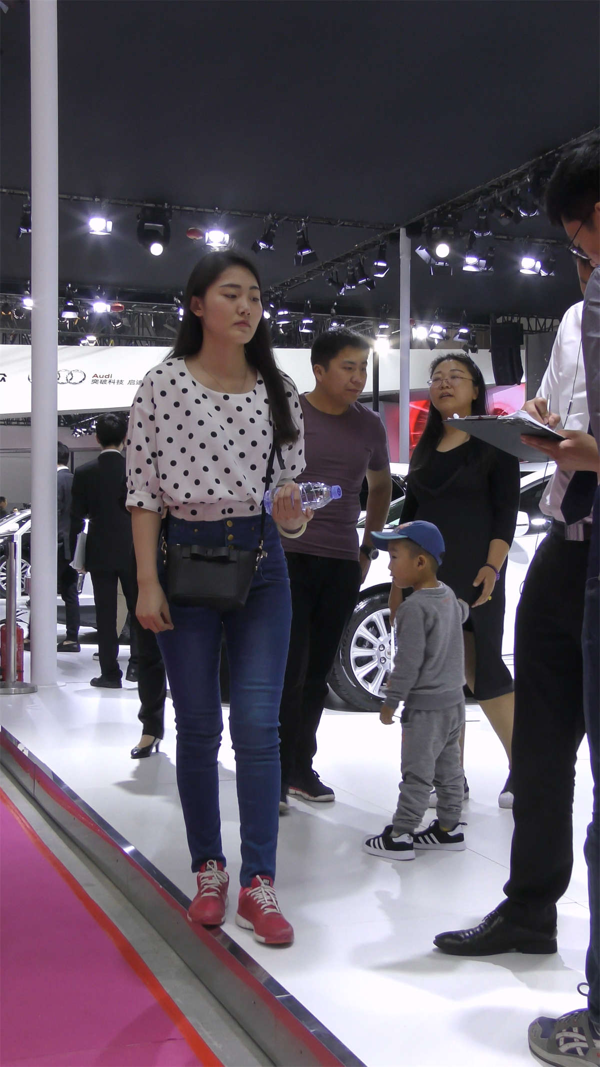 图片[2]-紧身蓝牛斑点衬衫运动鞋美女-日更街拍