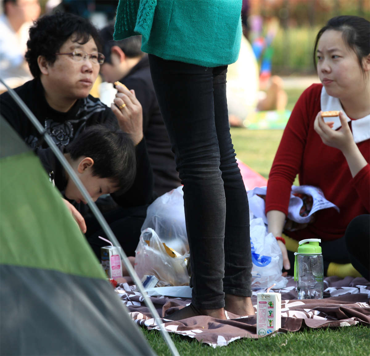 图片[2]-踏青公园街拍系列No.146 白肤墨镜配上超薄黑丝的感觉很好-日更街拍