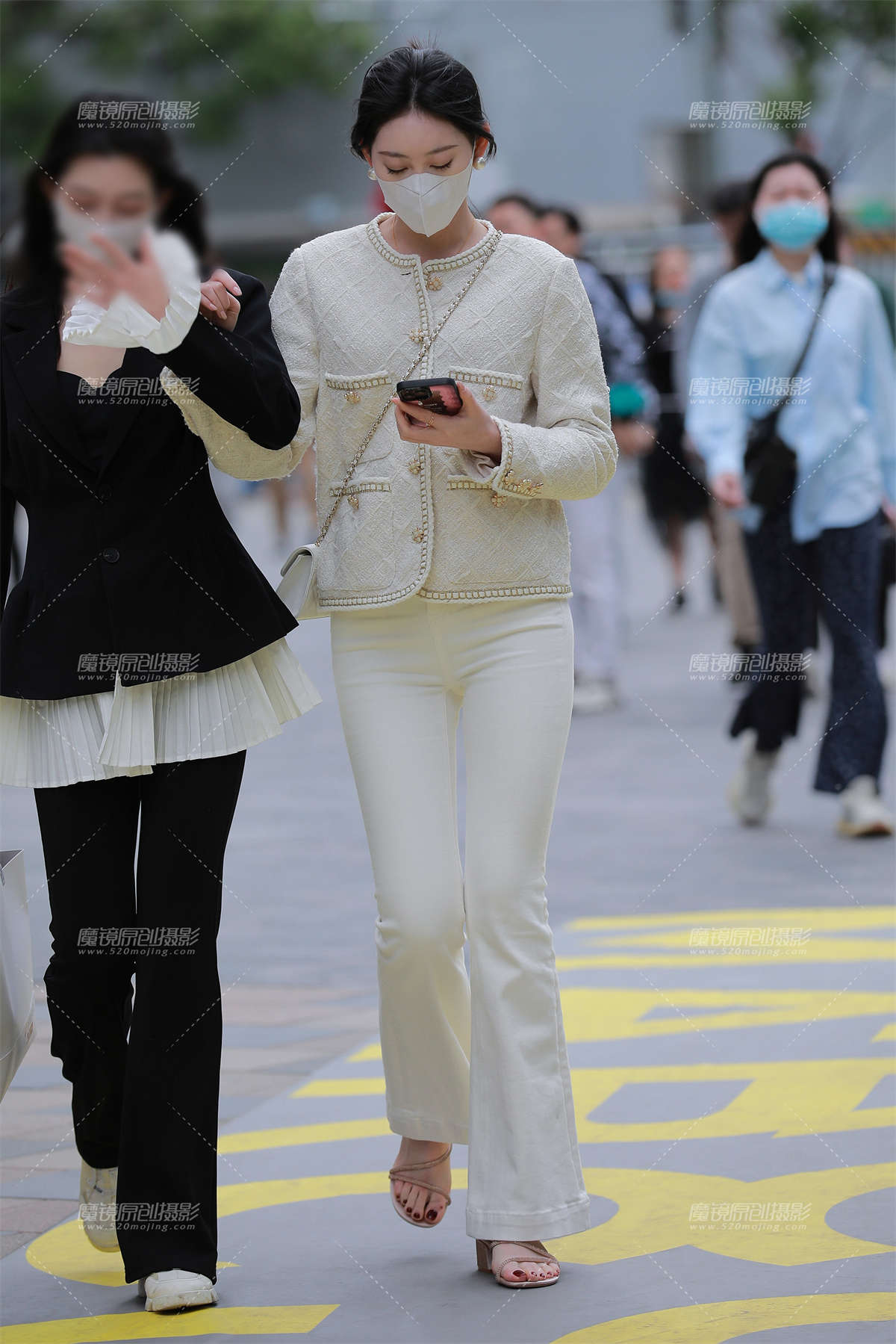 图片[2]-白色紧身裤美眉-日更街拍