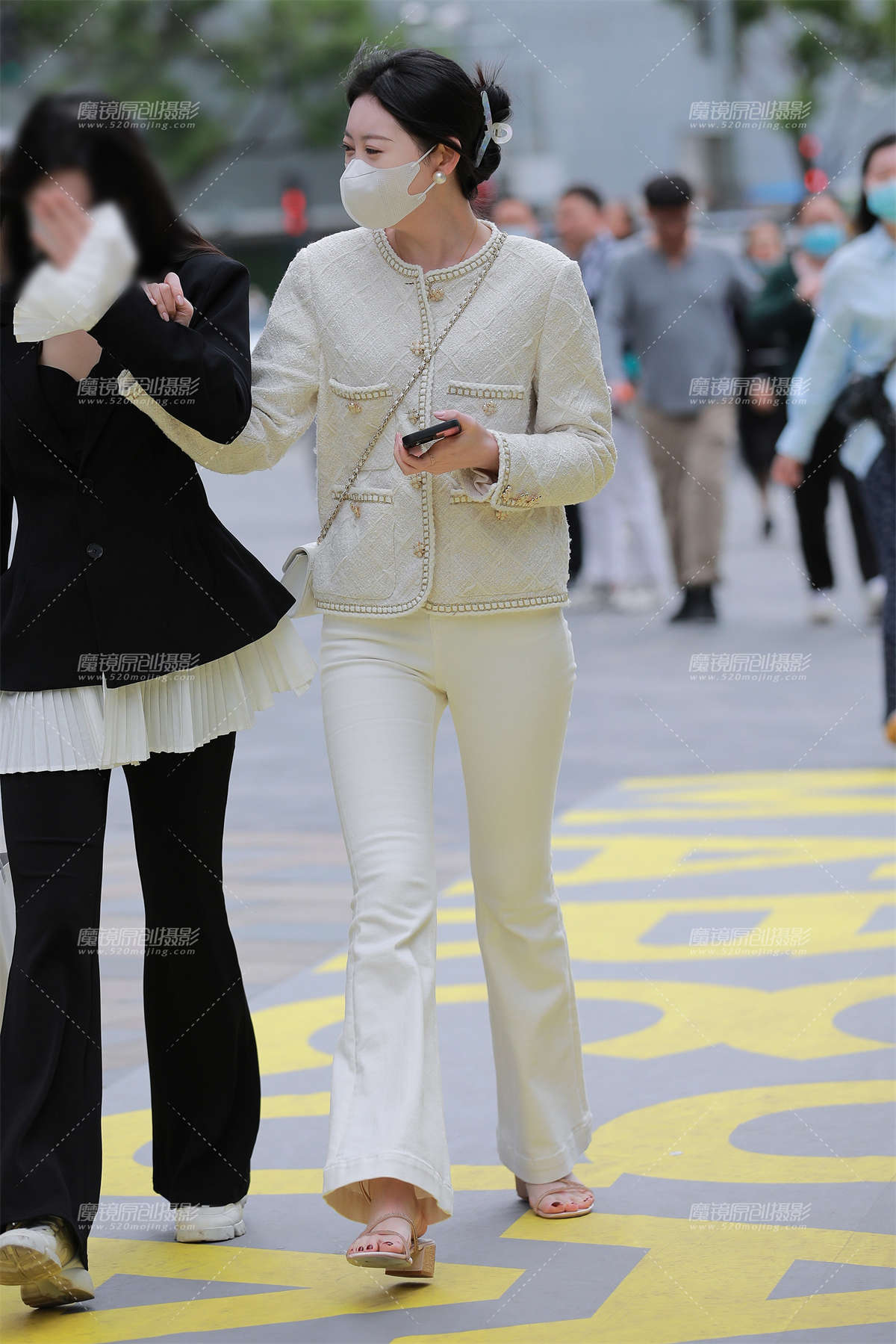 白色紧身裤美眉-日更街拍