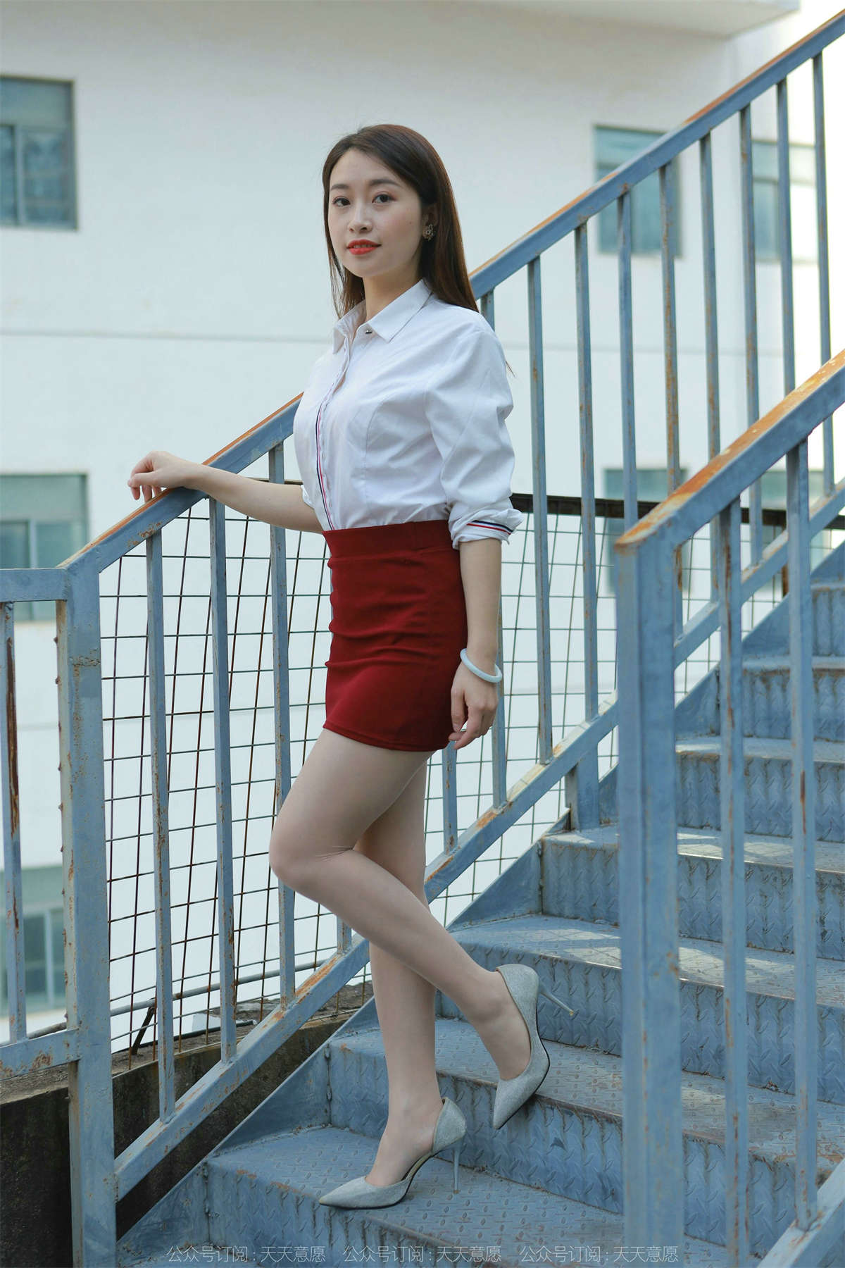 IESS异思趣向 2022.02.17 丝享家1006：小婕 性感红色包臀裙-日更街拍