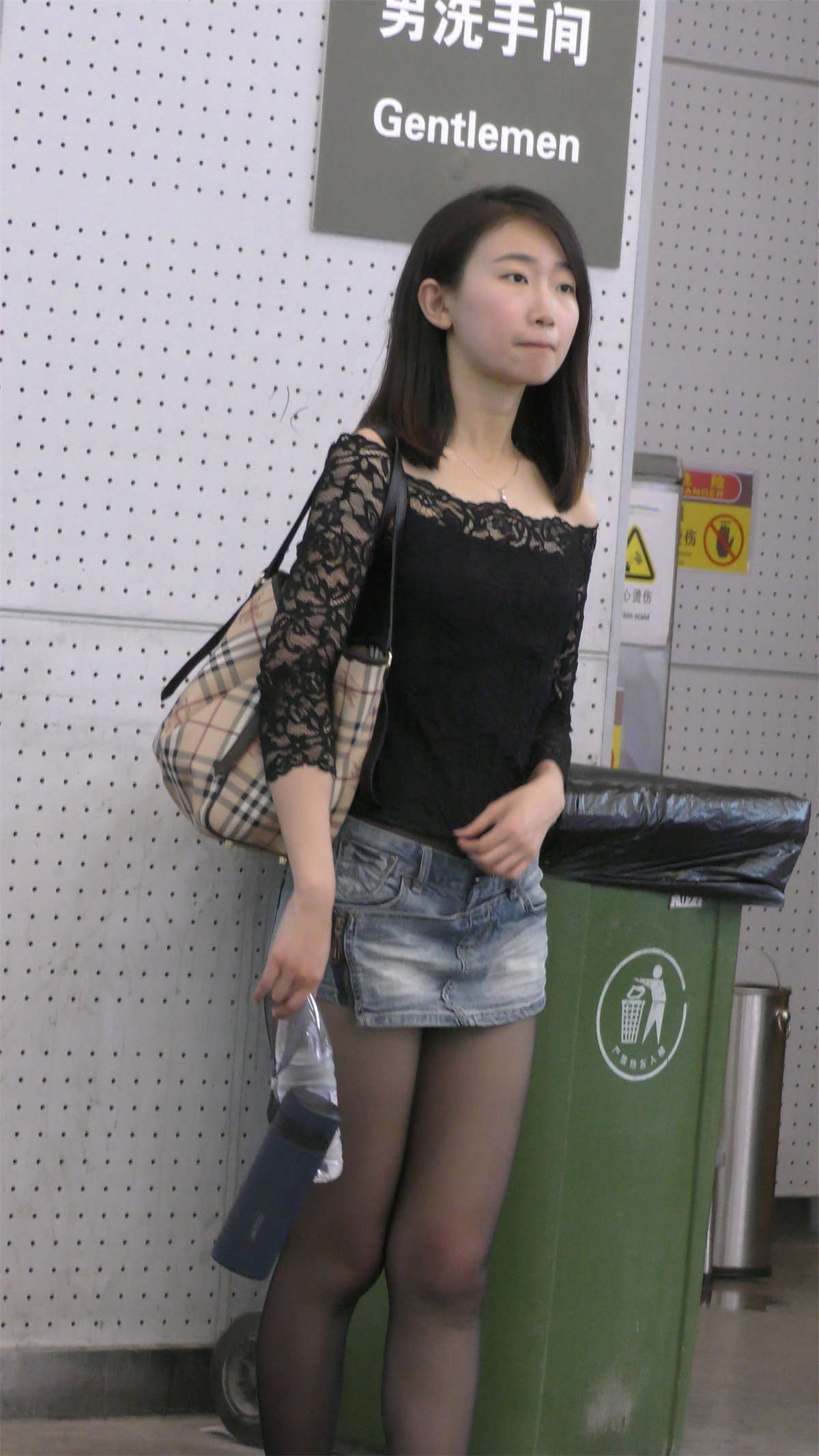 蕾丝衬衫黑丝袜牛仔热裤美腿-日更街拍