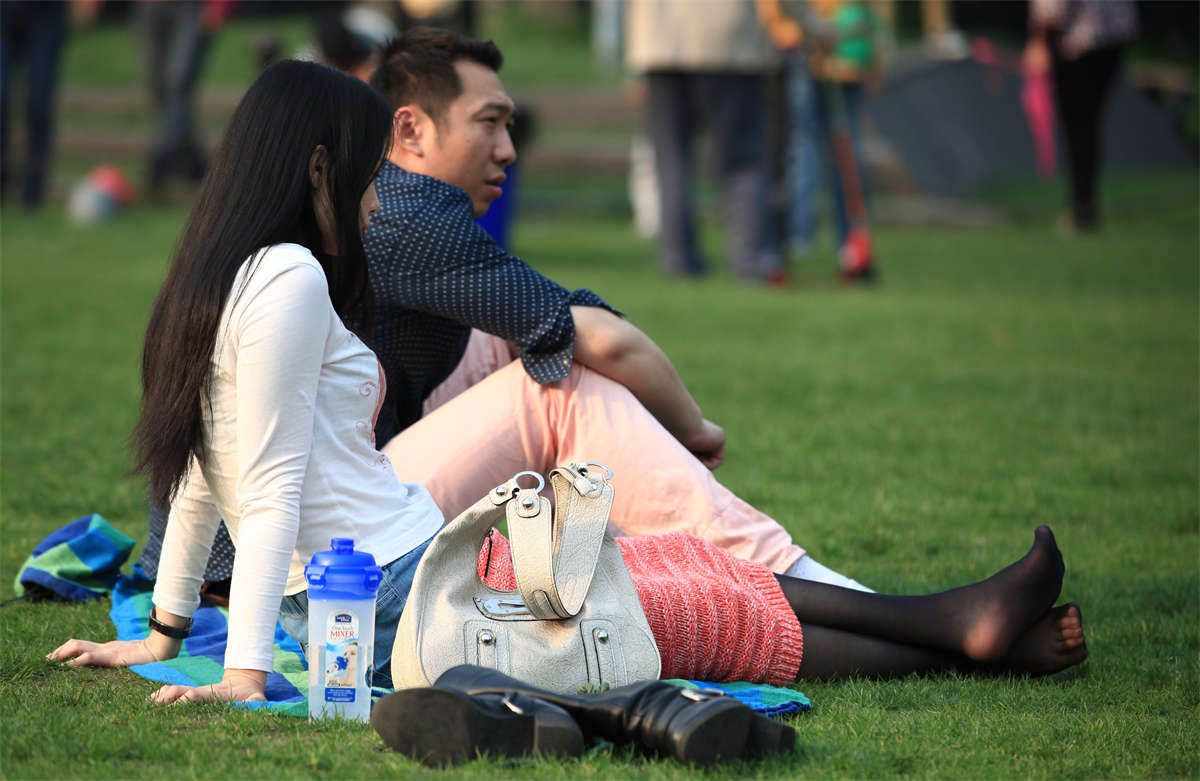 图片[2]-踏青公园街拍系列No.147 薄如蝉翼，脚趾张开的黑丝挑逗-日更街拍