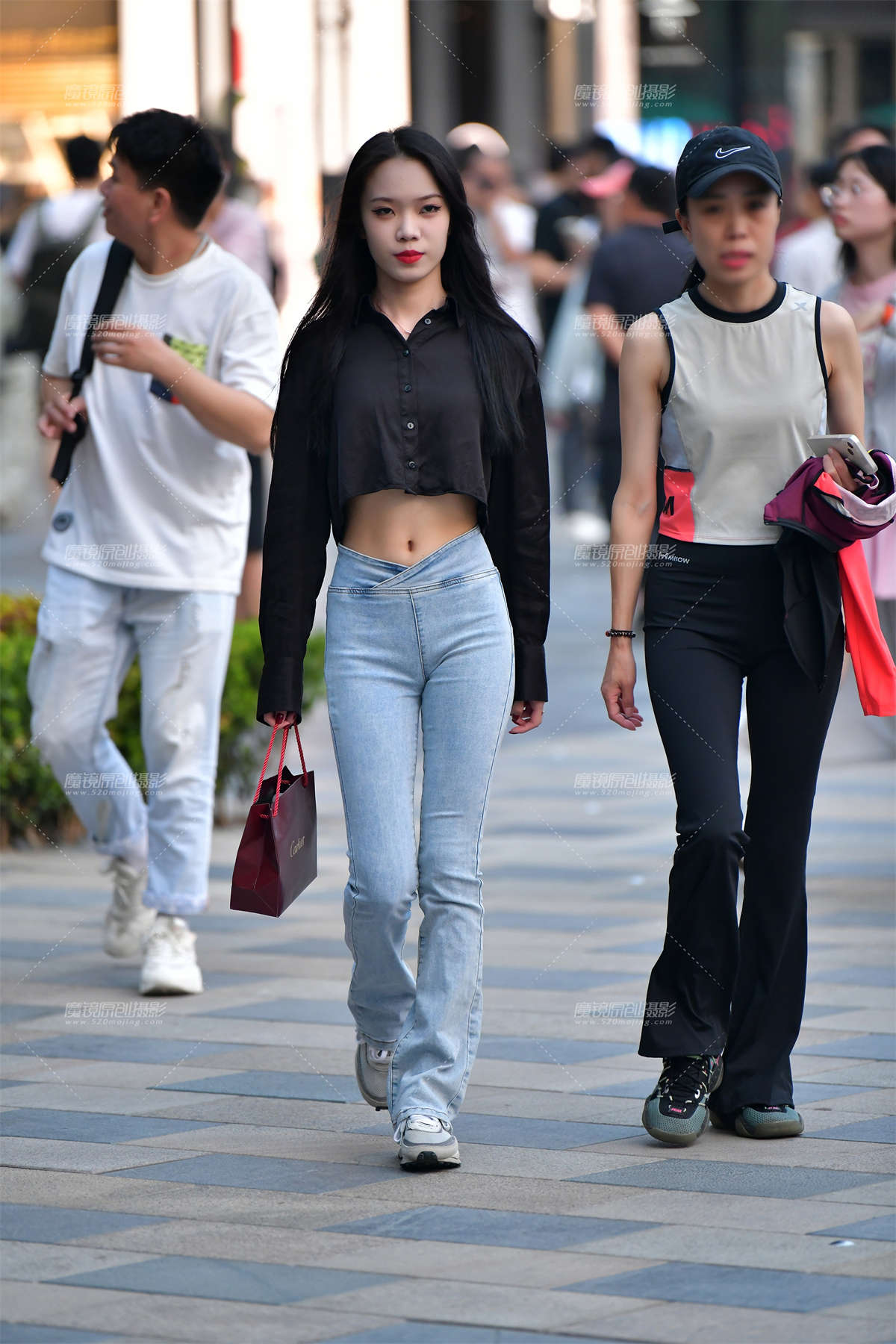 图片[2]-★细腰牛仔裤自信美女-日更街拍