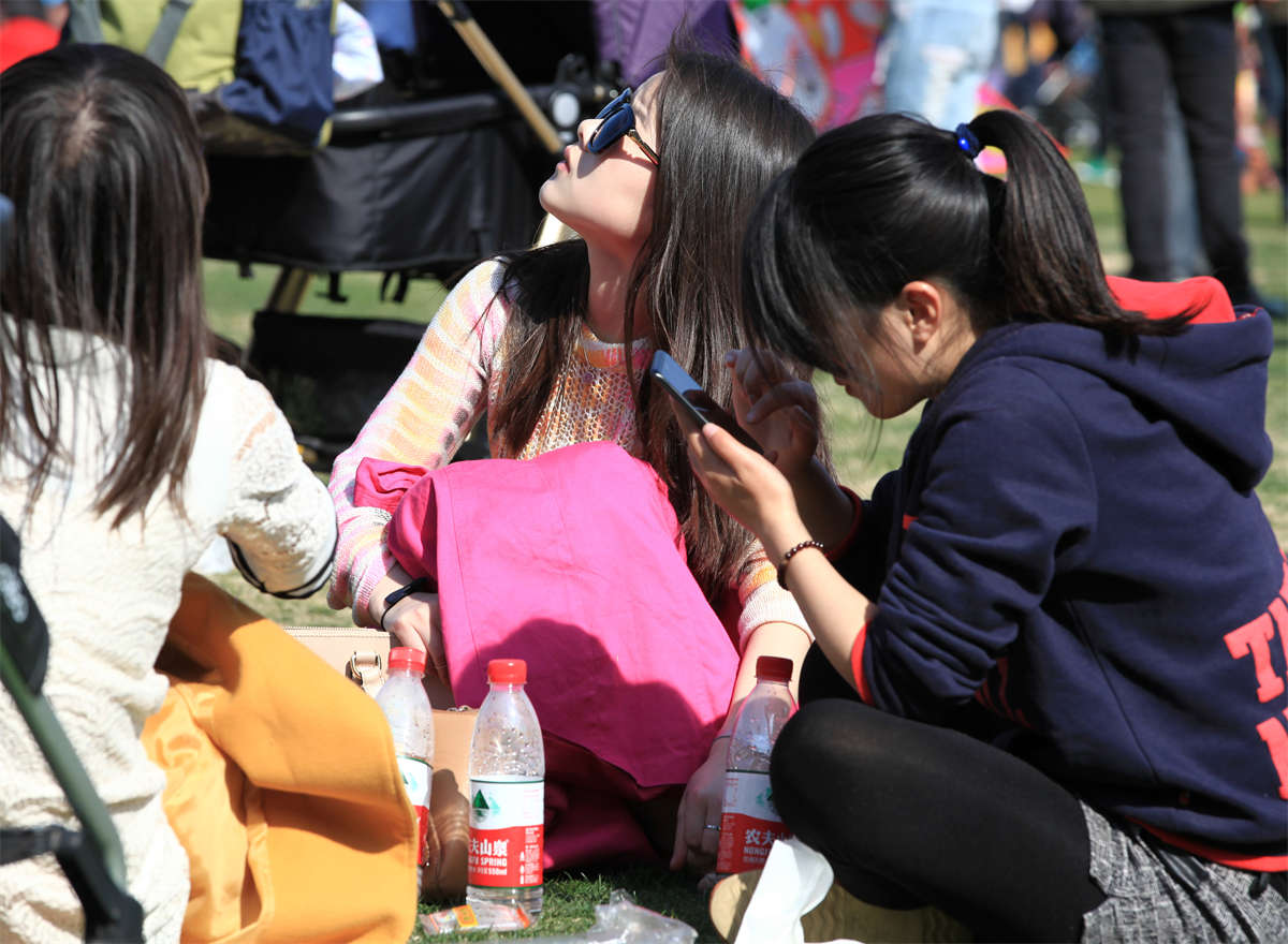 踏青公园街拍系列No.148 超靓女孩，长丝足底全露出-日更街拍