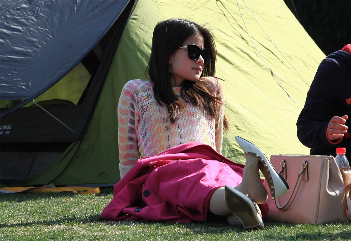 图片[2]-踏青公园街拍系列No.148 超靓女孩，长丝足底全露出-日更街拍